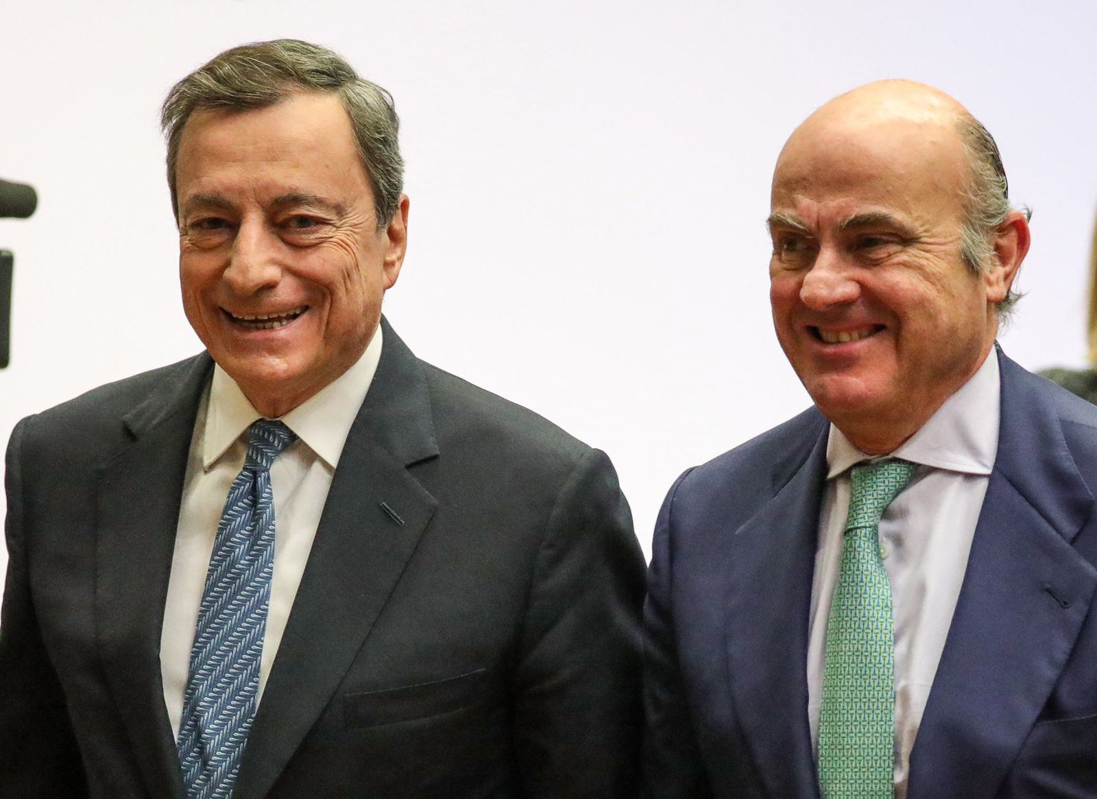 El presidente del BCE, Mario Draghi, y el vicepresidente, Luis de Guindos, ayer en Fráncfort.