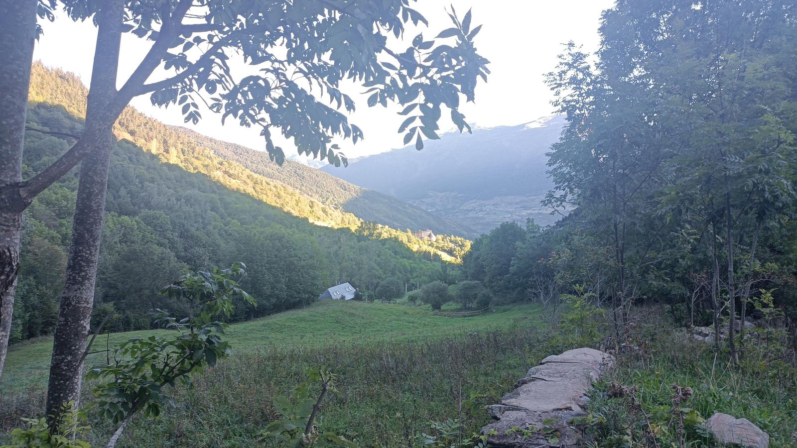 Primeros pasos de la etapa. Aquí vemos al fondo el Parador de Viella.
