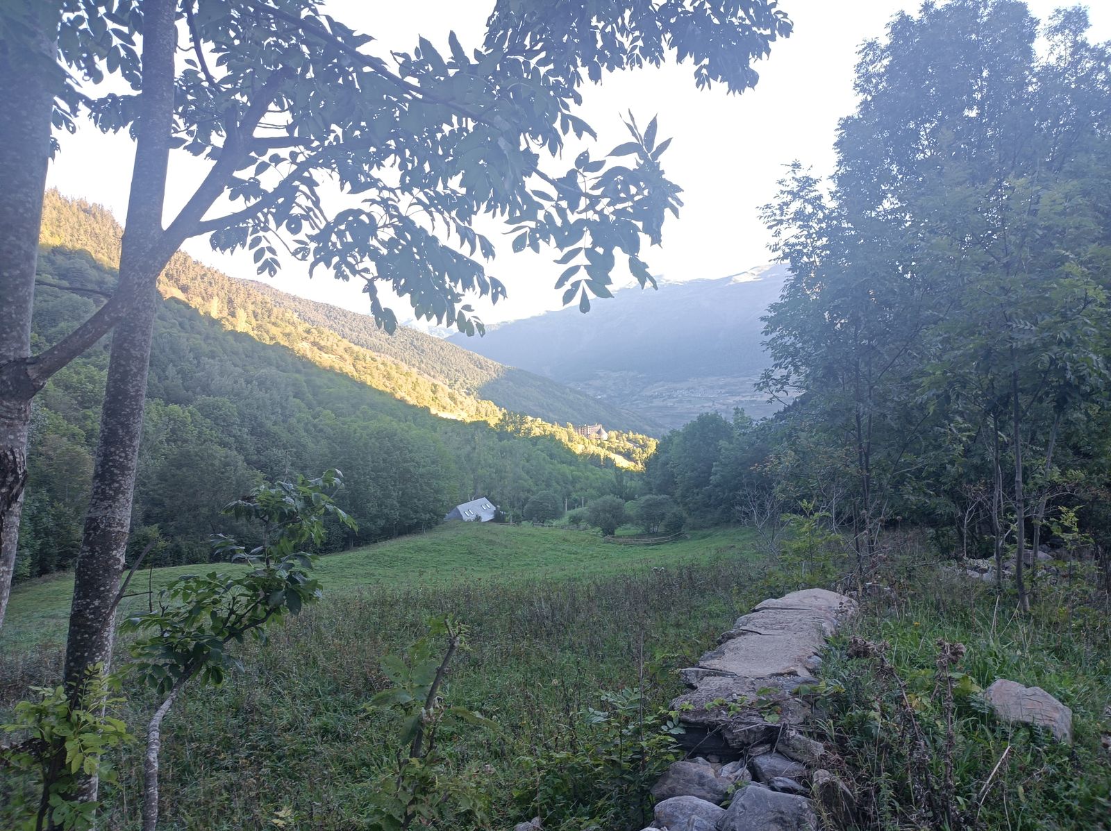 Primeros pasos de la etapa. Aquí vemos al fondo el Parador de Viella.