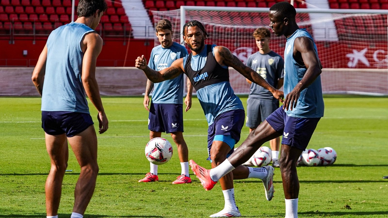 Luis Suárez, Dion Lopy y Radovanovic completan un ejercicio en uno de los entrenamientos del equipo.