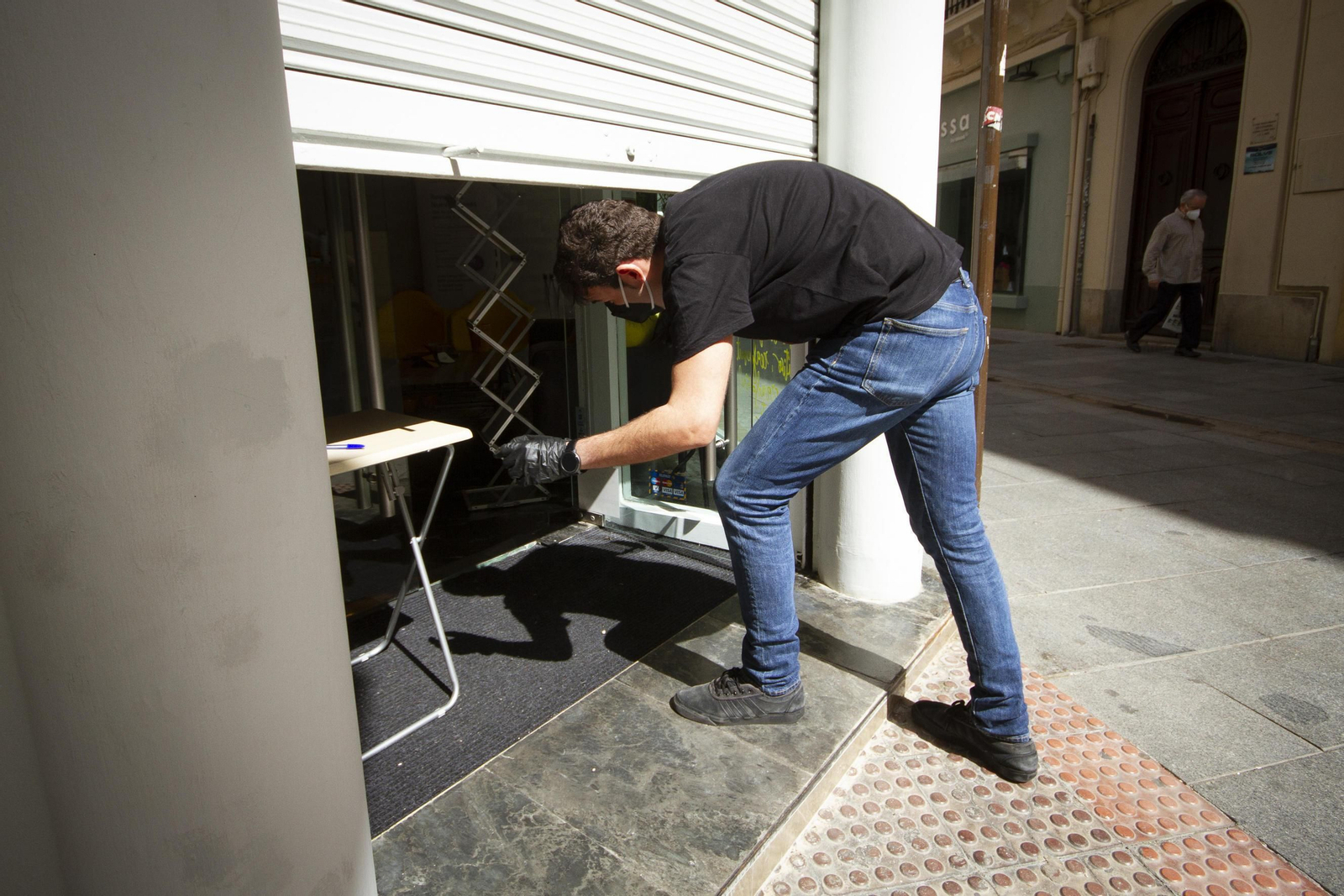 Los comercios de Granada preparándose para abrir estos días