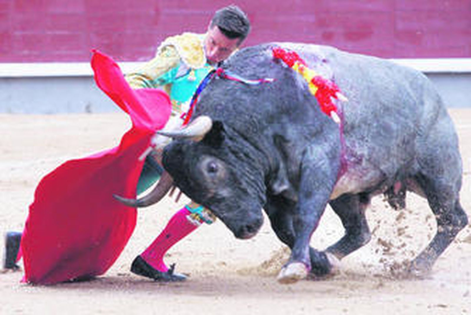 Soberbia estampa de la pelea de Diego Urdiales con el toro de Victorino Martín, ayer en Las Ventas.