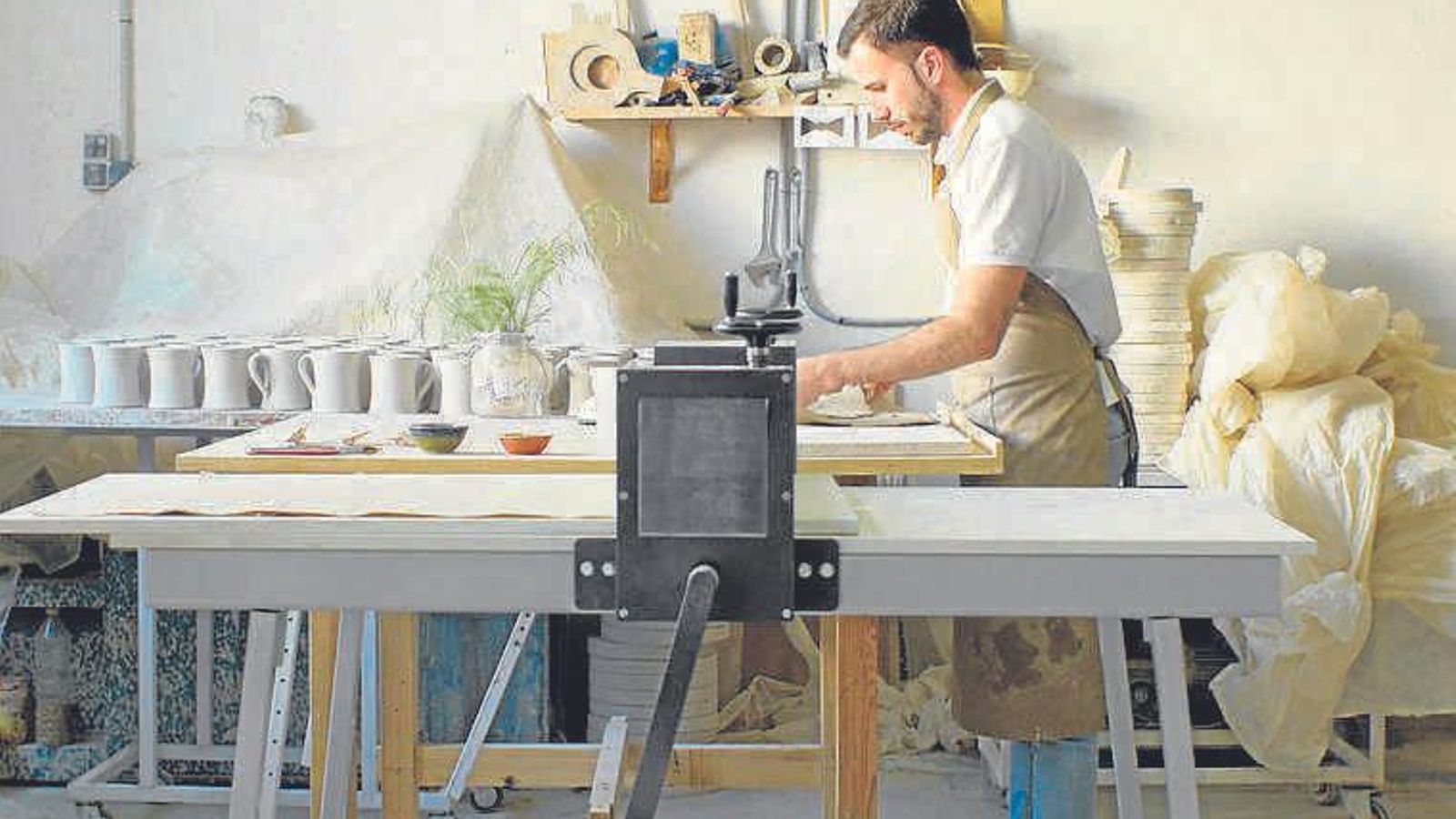 El joven artesano Torres enseña cómo produce la tradicional alfarería rambleña.