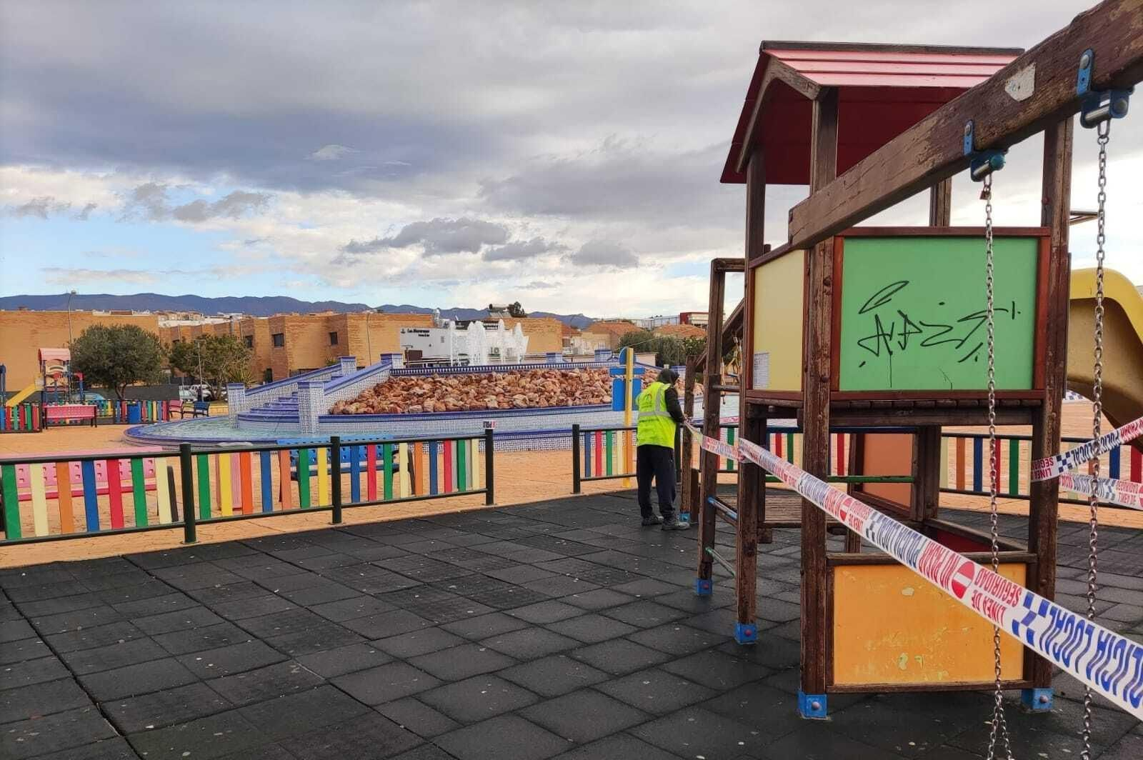 Precinto de los parques de Huércal de Almería, uno de los pueblos afectados por el cierre de actividad.