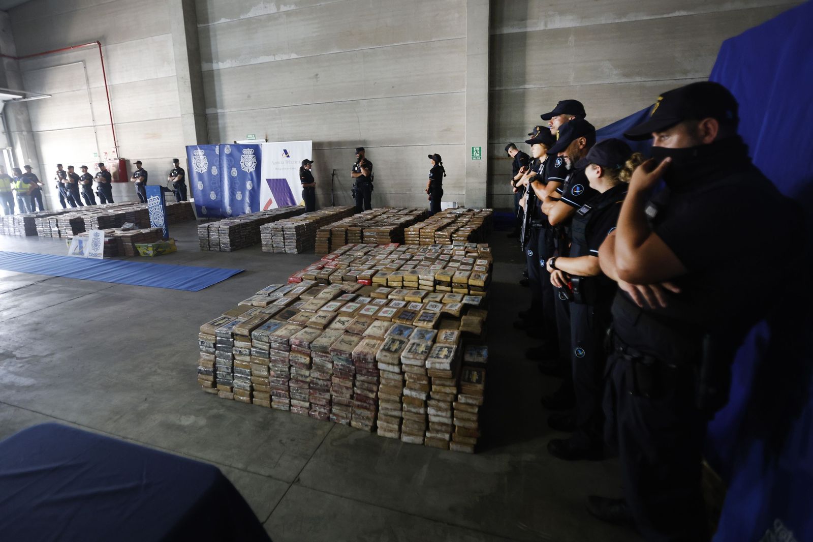 Policía Nacional y Vigilancia Aduanera tras intervenir 9 toneladas de cocaína llegadas al puerto de Algeciras.