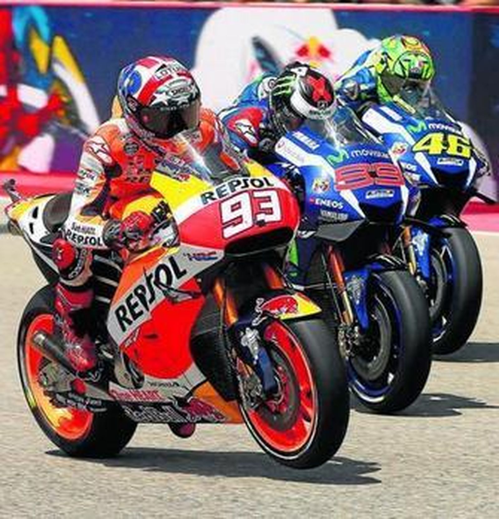 Varios pilotos en una carrera de MotoGP.
