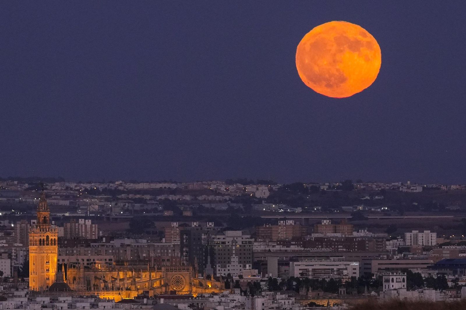 La Superluna azul captada en diferentes partes del planeta: un disfrute visual de la Luna del Esturión