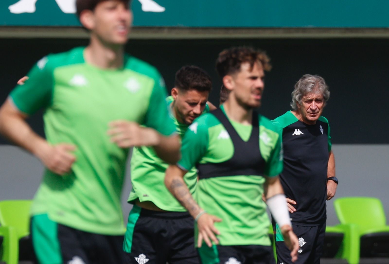 Pellegrini observa a sus jugadores en el entrenamiento matinal de este sábado.