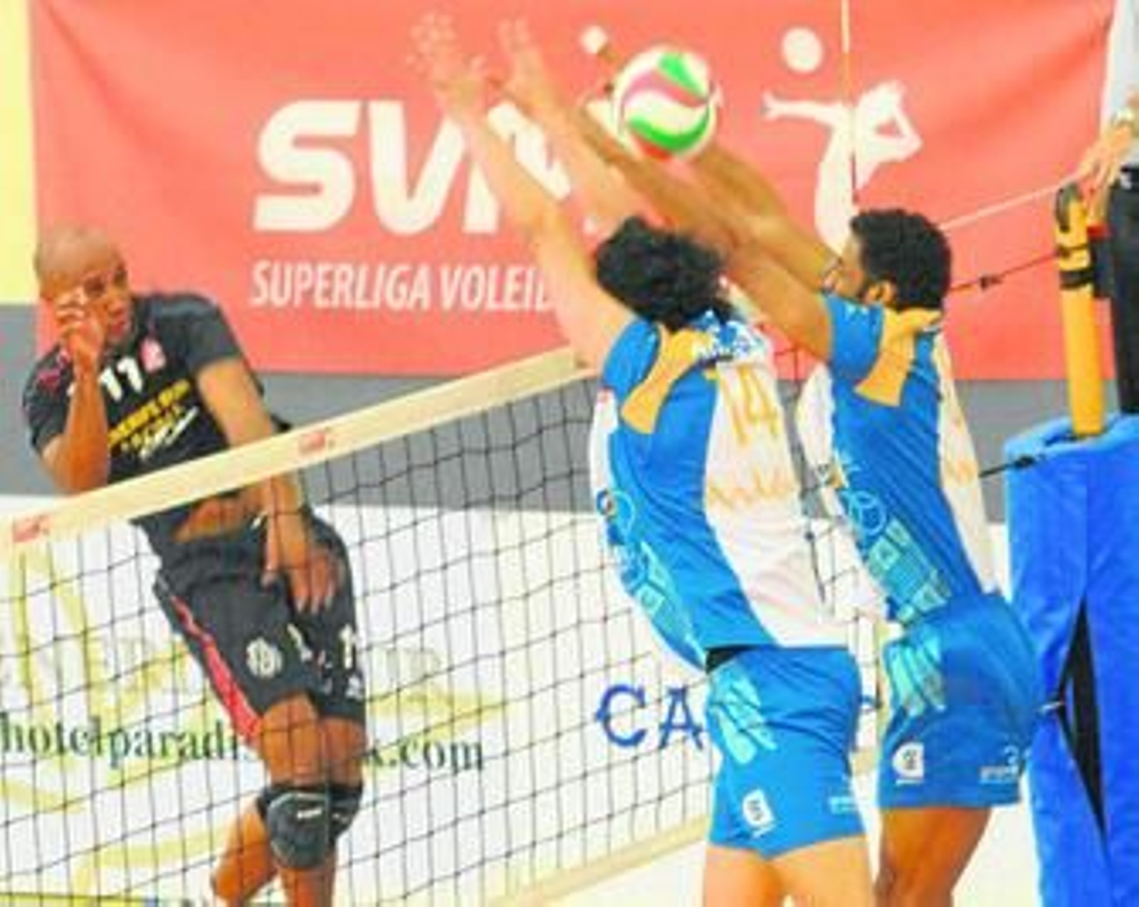 Aguilera y Arias intentan bloquear el remate de un jugador del Tenerife Sur.