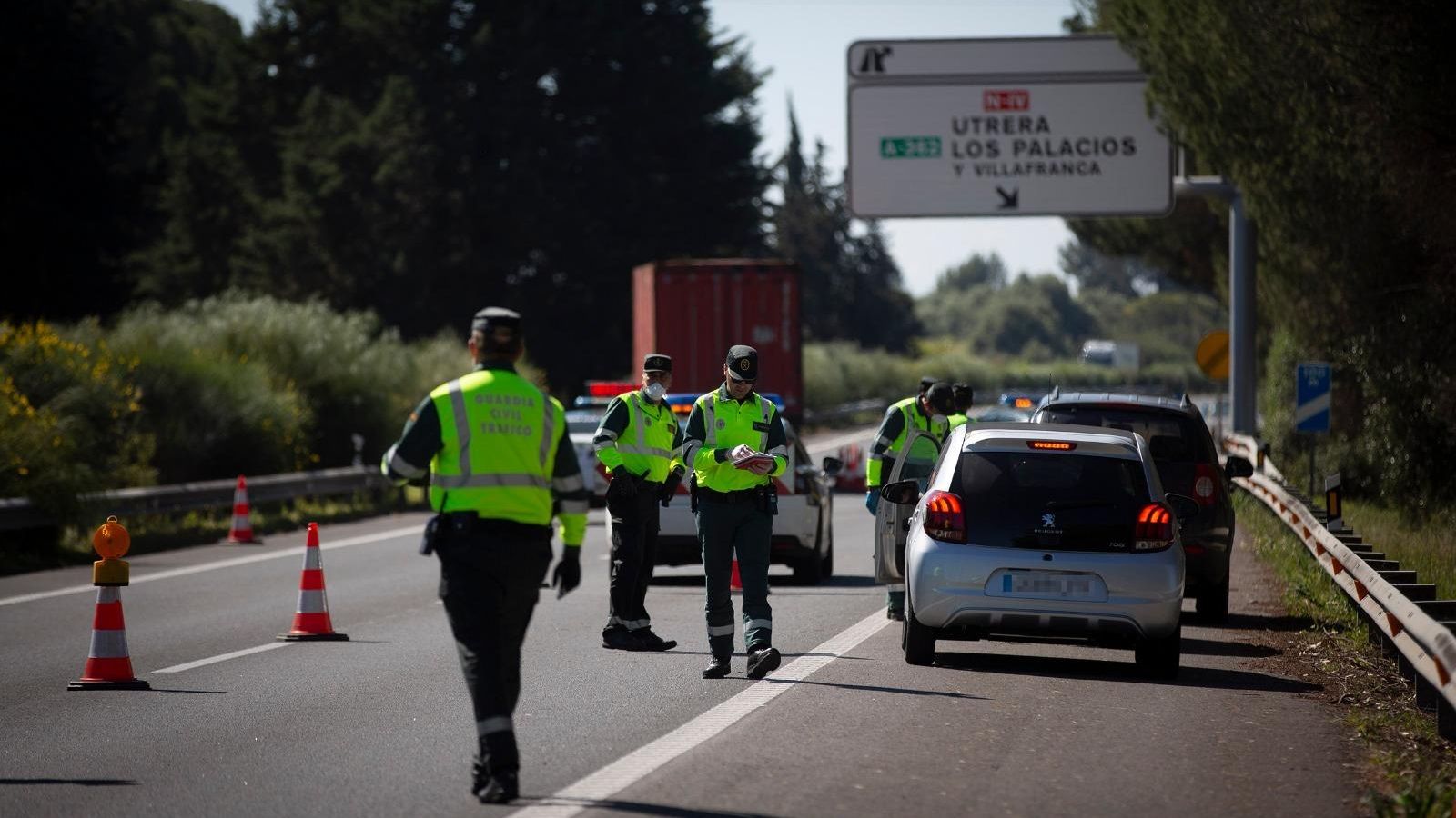 Revisión de varios vehículos.