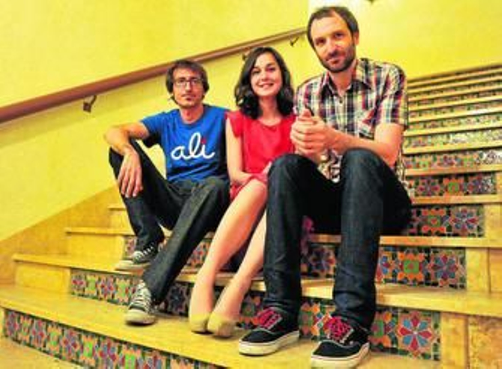 Paco R. Baños, director de 'Ali', con los actores Nadia de Santiago y Julián Villagrán, ayer en la Fundación Tres Culturas.