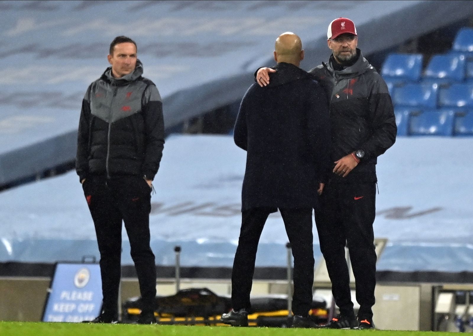 Klopp y Guardiola dialogan cordialmente tras el Manchester City-Liverpool.