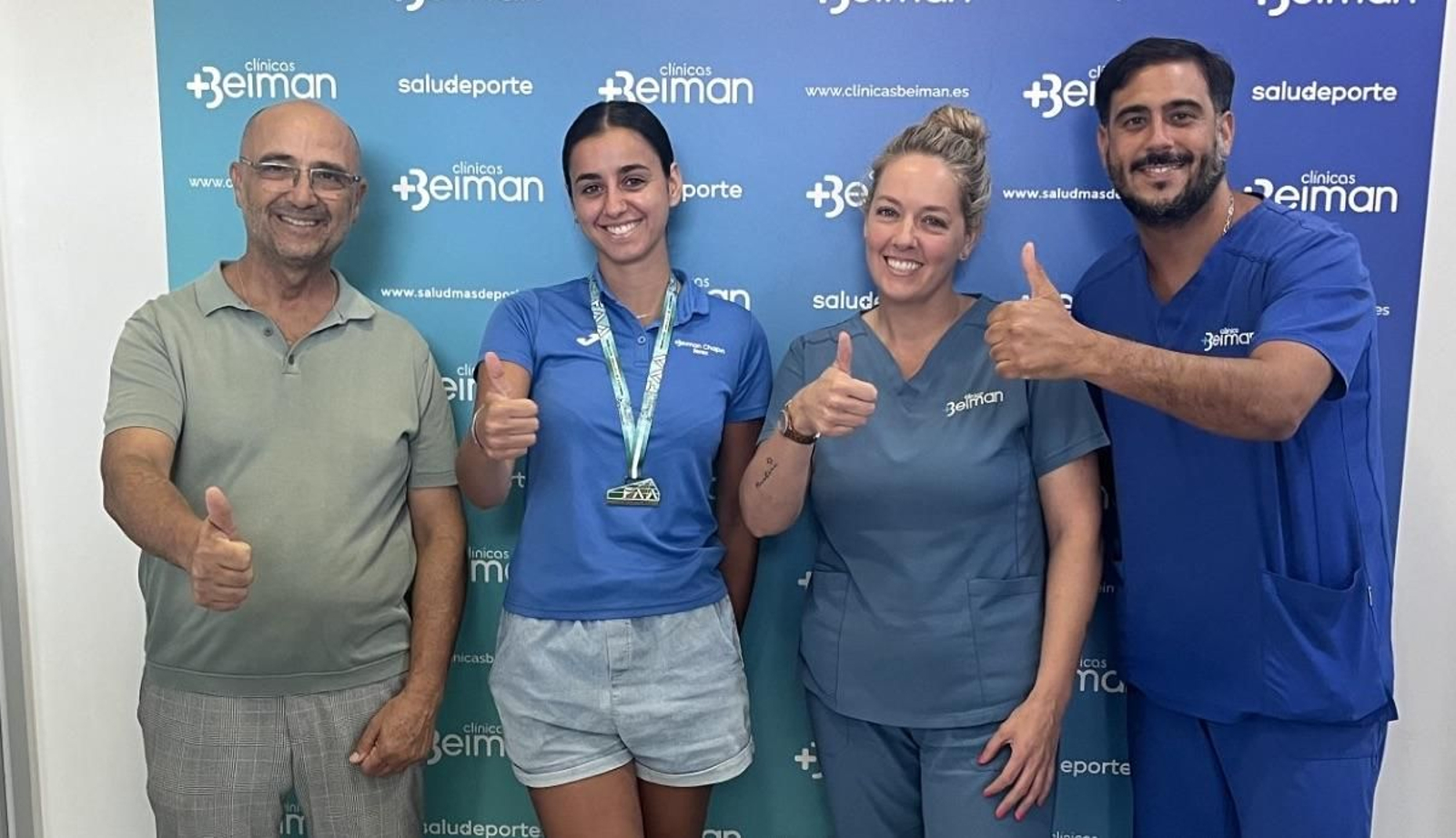 Marta Moreno, junto a Benjamín Ruiz-Carmona, director de Clínica Beiman, y su equipo médico.