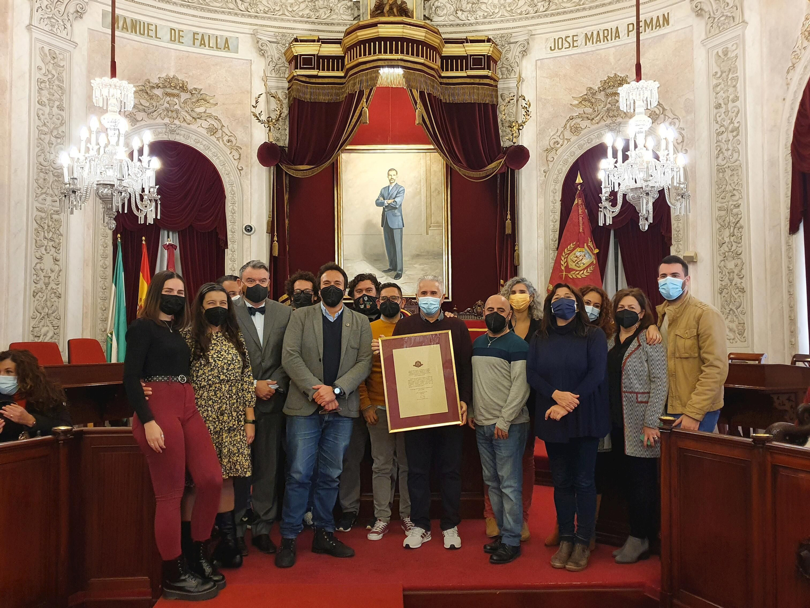 Miembros de CEPA posan con el alcalde y varios concejales tras la entrega del premio. Miembros de CEPA posan con el alcalde y varios concejales tras la entrega del premio.