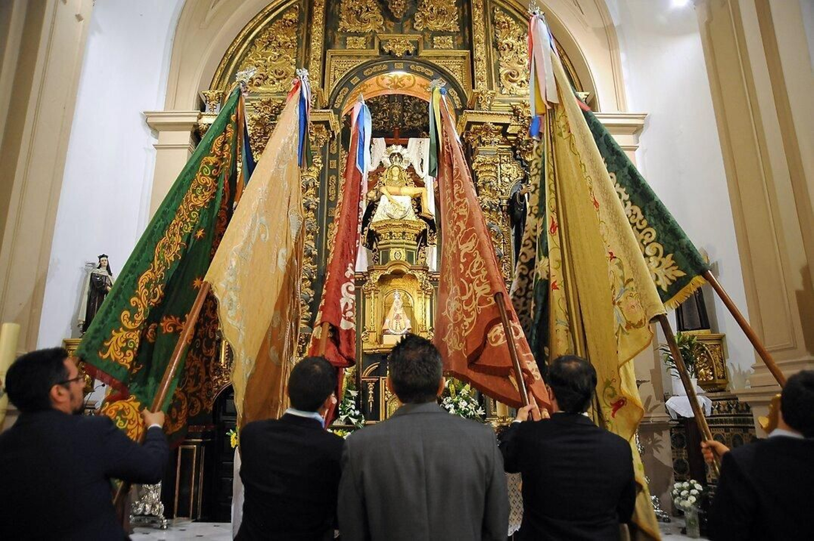 La recepción  en Andújar de las Cofradías filiales en la tarde del viernes anterior al último domingo de abril, da comienzo a la Romería.