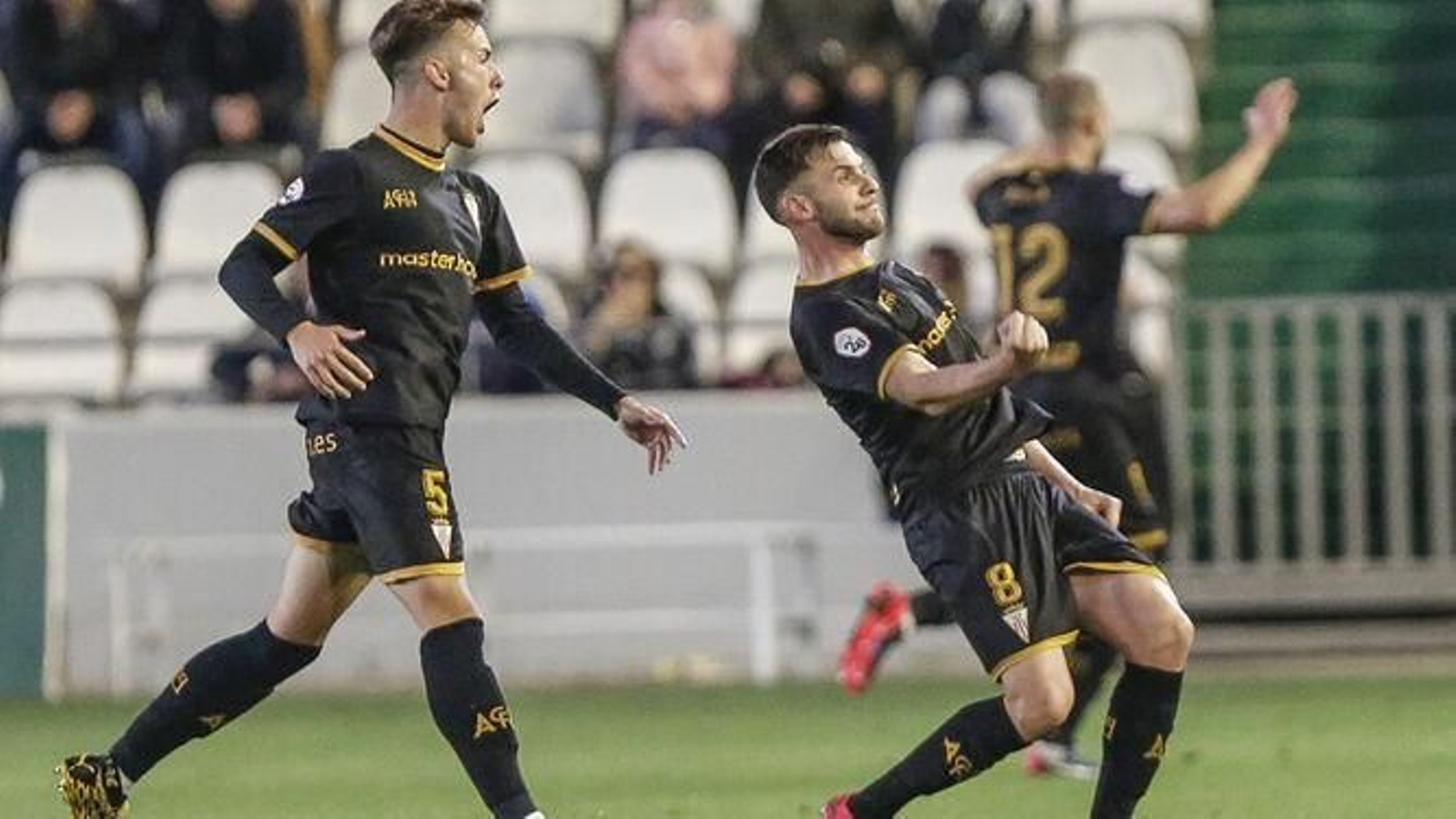 Iván celebra ante Llinares su gol del triunfo en Córdoba.
