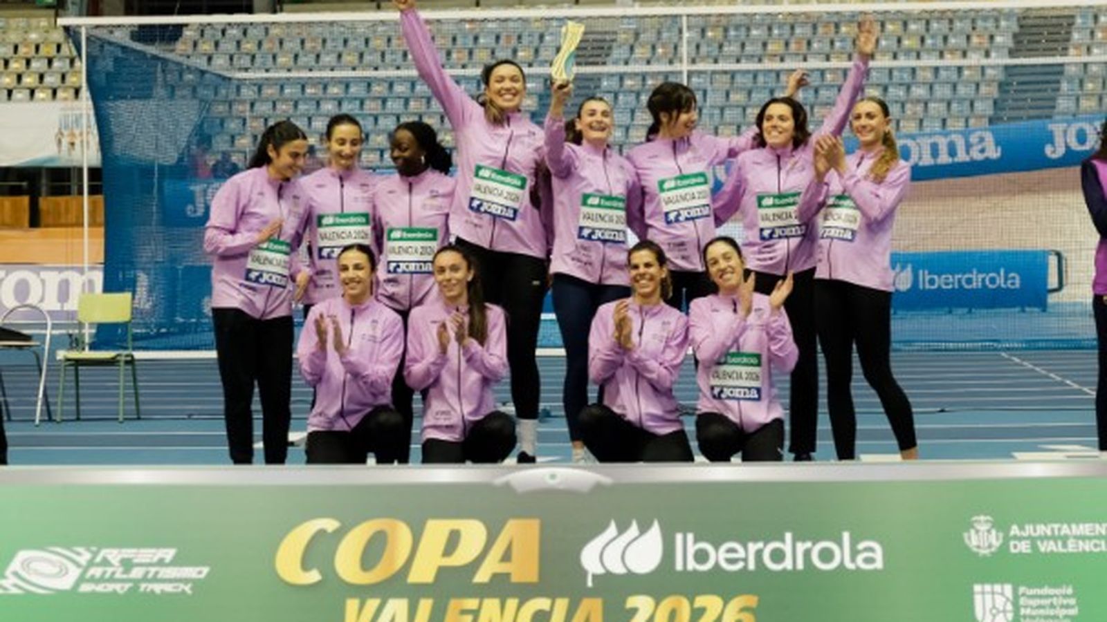 El Diputación de Valencia, con Ana Prieto (abajo, segunda por la izquierda) celebra su título