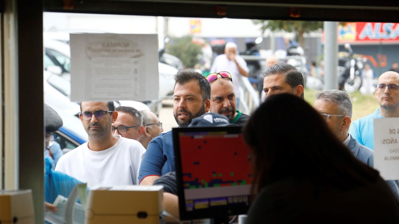 Un abonado compra sus entradas para el Córdoba CF - Barcelona Atlètic en las taquillas de El Arcángel.