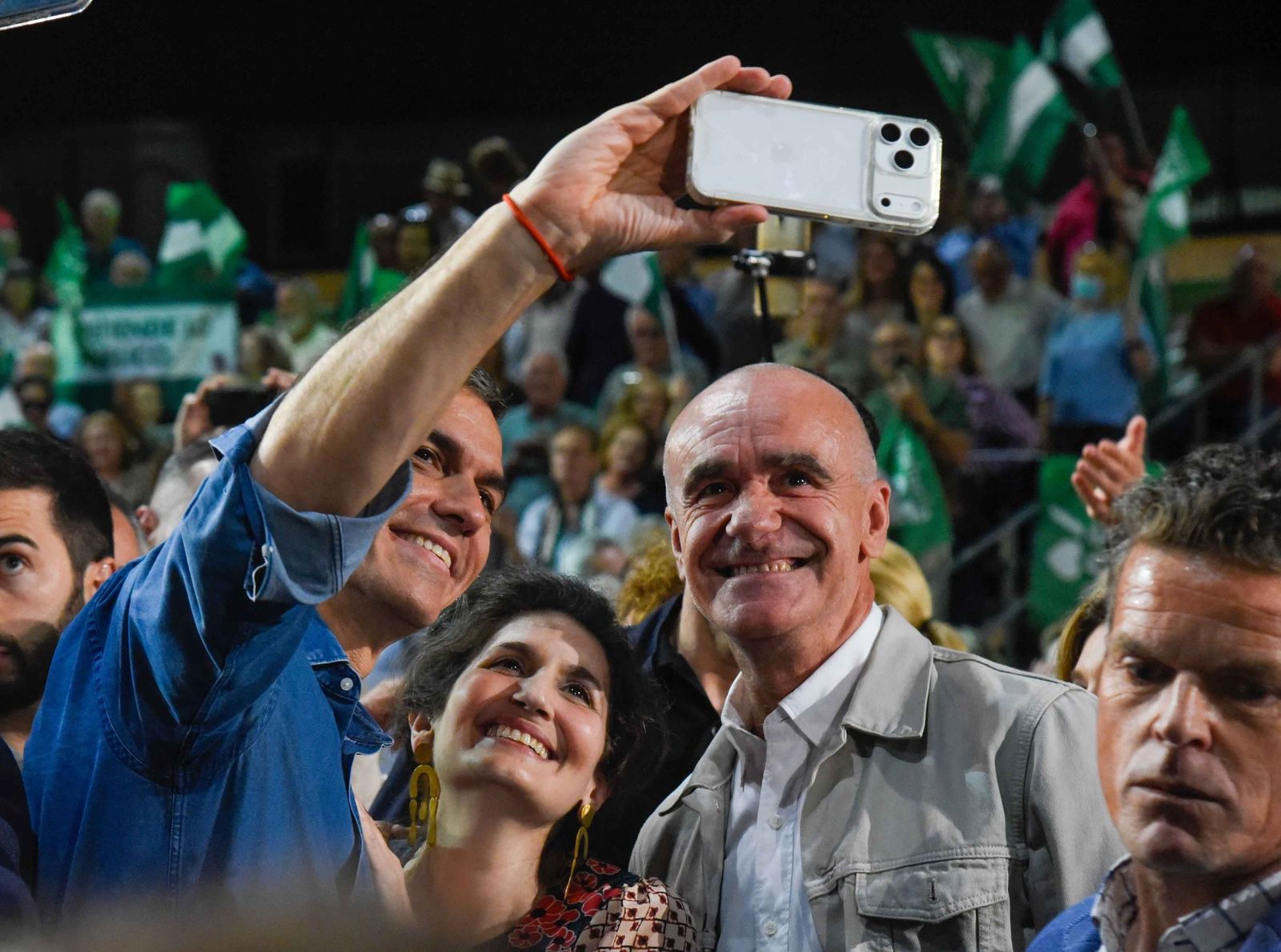 Pedro Sánchez y María Jesús Montero, en el último mitin de la campaña ...