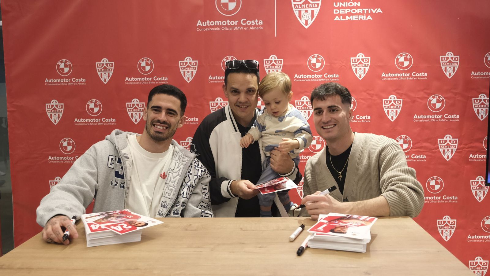 Jon Mocillo y Miguel de la Fuente firman autógrafos en Automotor Costa BMW