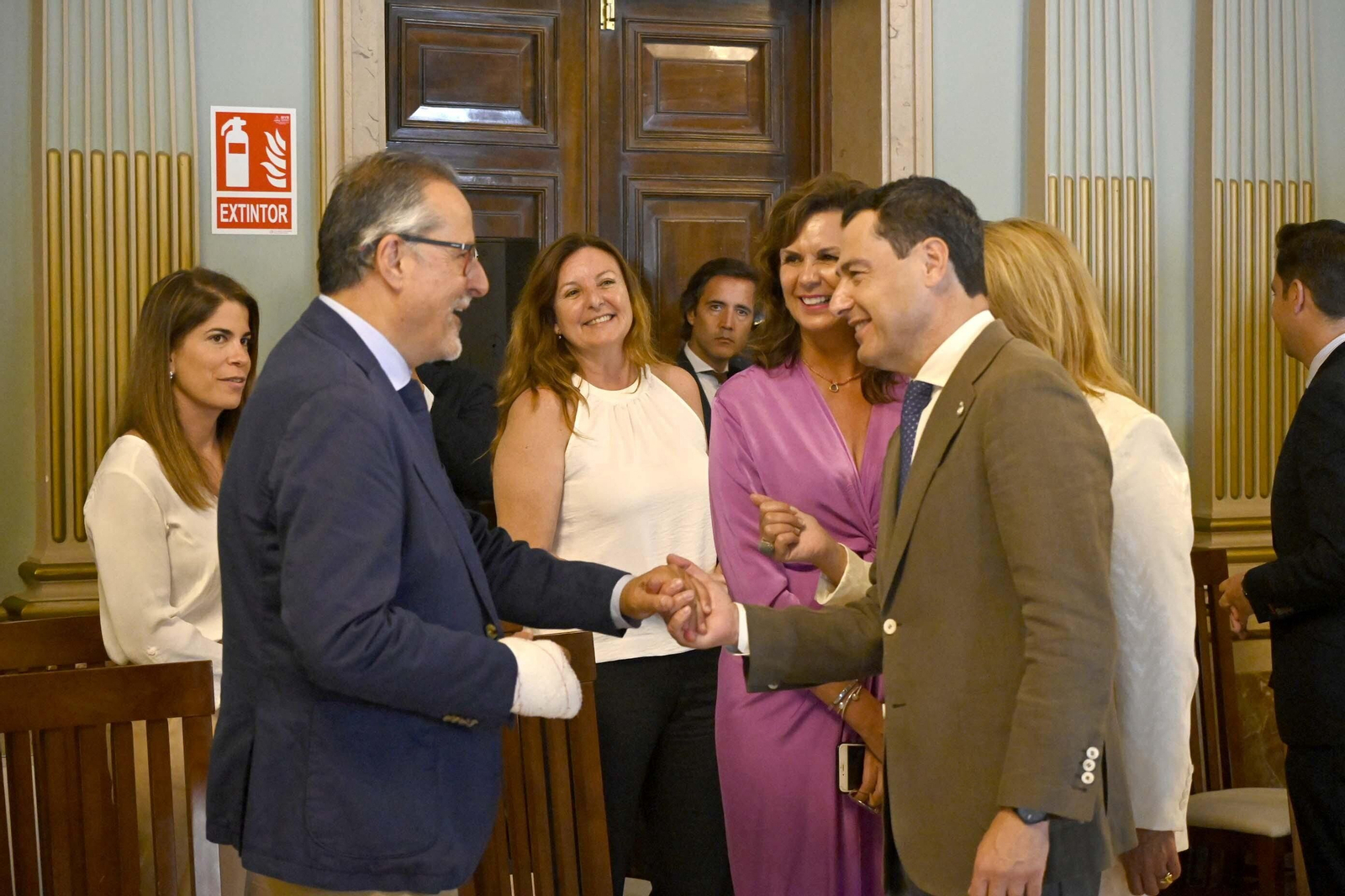 Visita de Juanma Moreno al Ayuntamiento de Huelva, en Imágenes