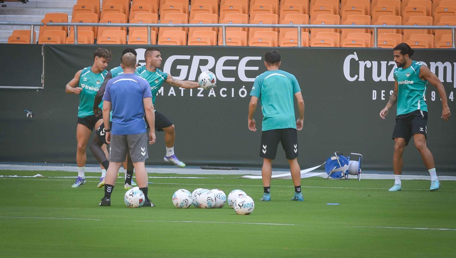 Imágenes del primer entrenamiento del Betis en el Estadio de la Cartuja