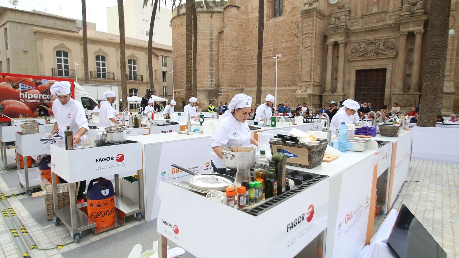 La plaza de la Catedral se convirtió en una gran cocina al aire libre.
