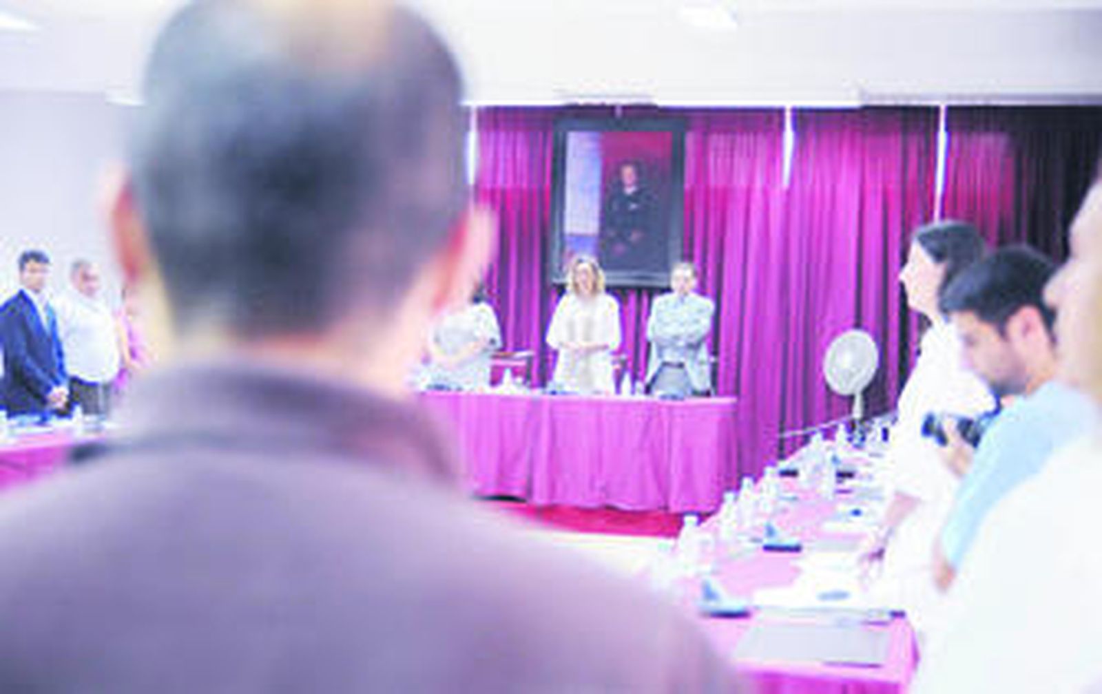 La Corporación Municipal guarda un minuto de silencio antes del inicio del pleno por el atentado de ETA en Mallorca.