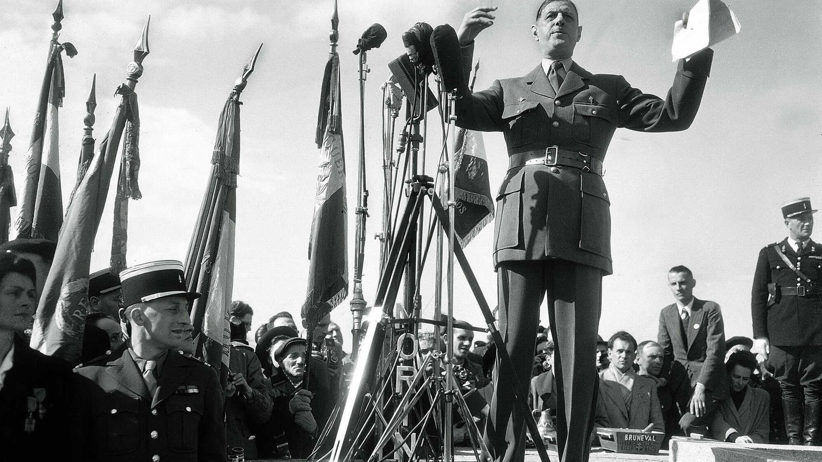 Charles  de Gaulle pronunciando un discurso en una ceremonia.
