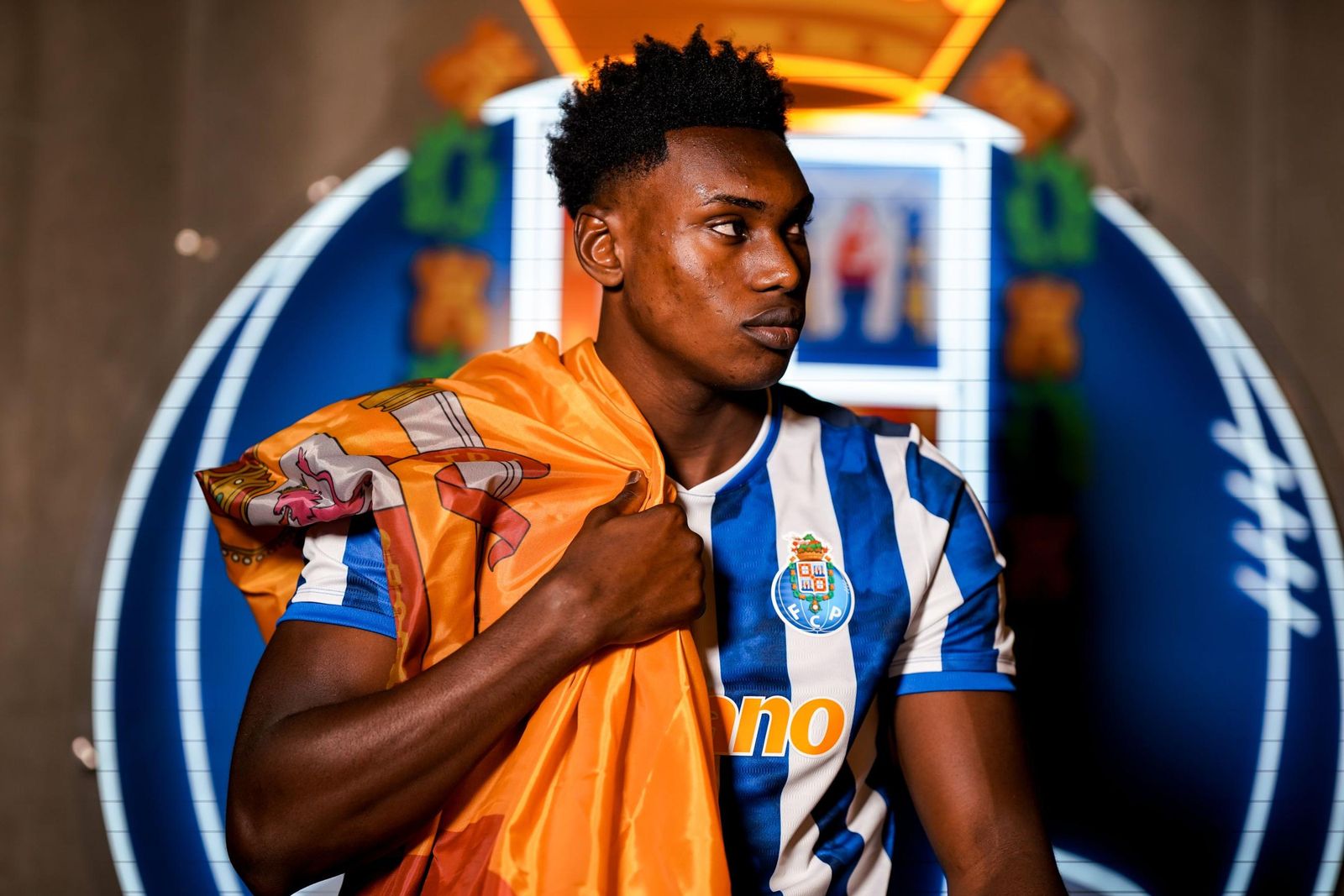Samuel Omorodion posa con la bandera española durante la entrevista.
