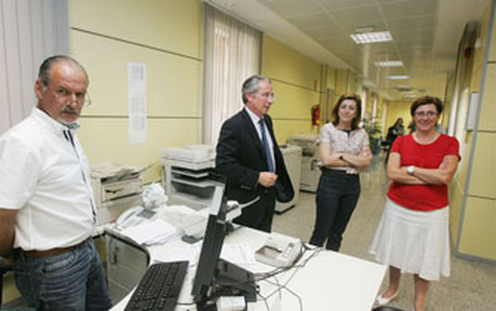 De Torre, en el centro, durante su visita a las instalaciones de la Seguridad Social./Pascual