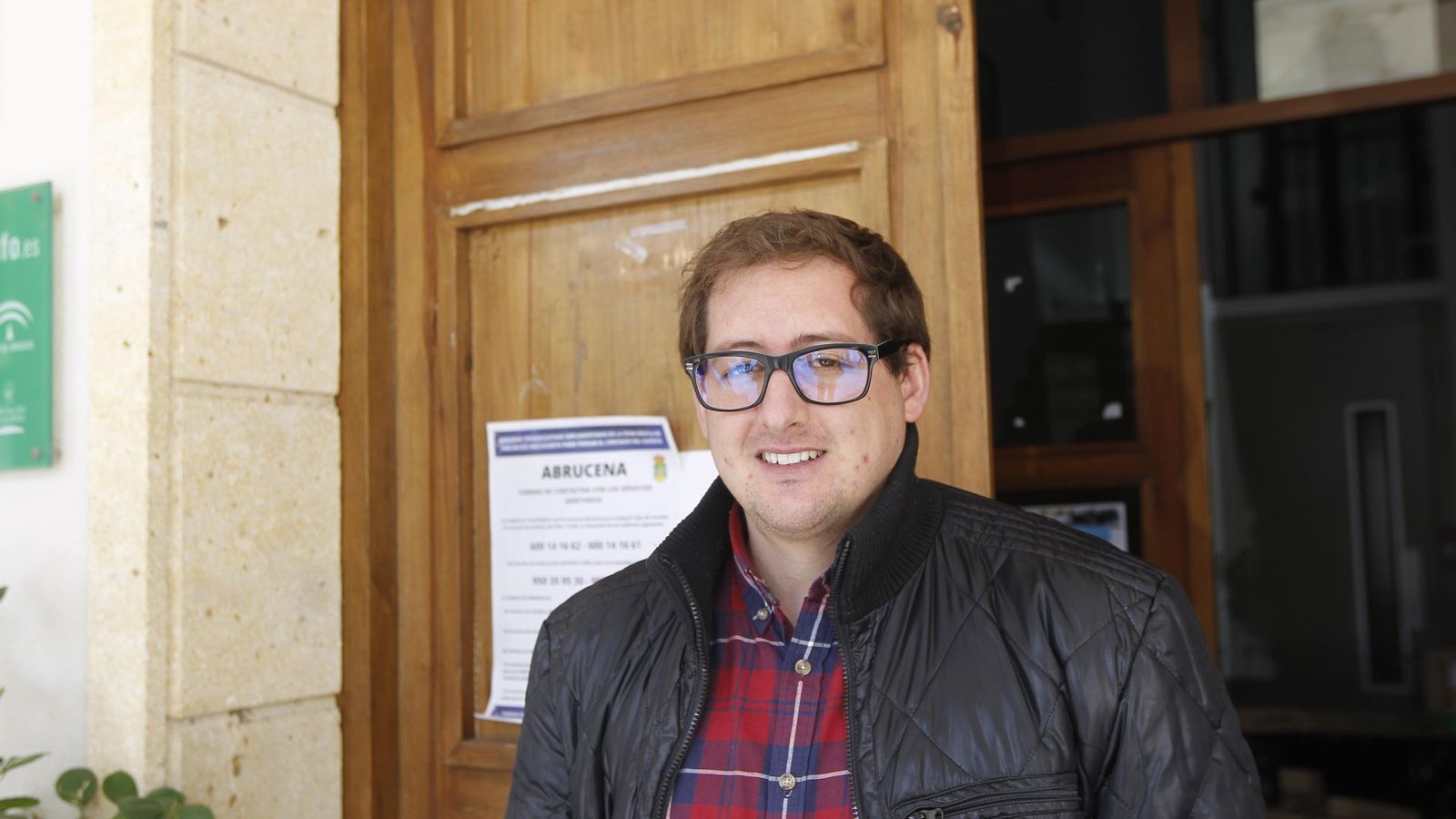 Ismael, en la puerta del ayuntamiento.