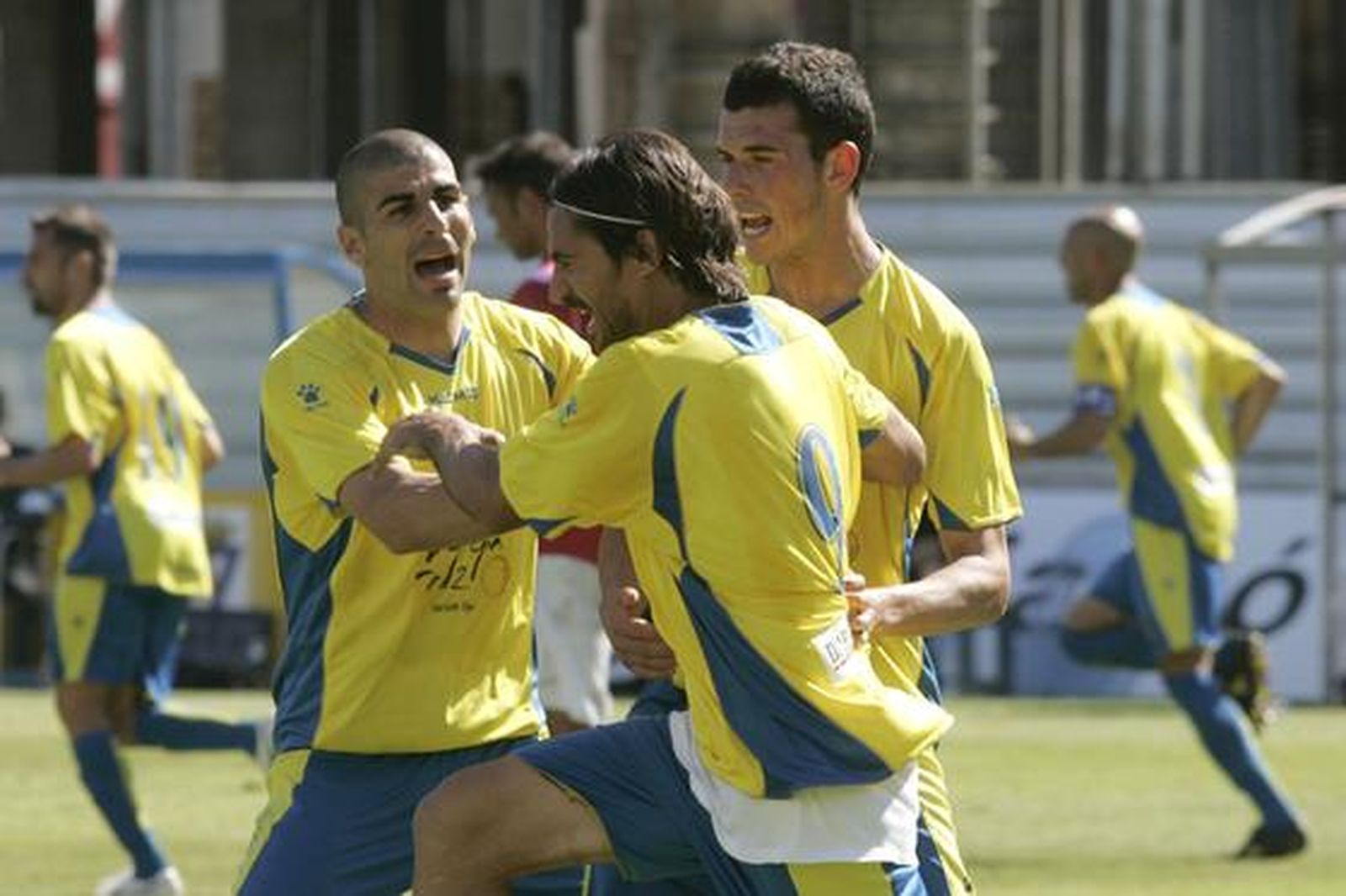 Moreno y Josemi Caballero abrazan al delantero cadista.

Foto: Jesus Marin