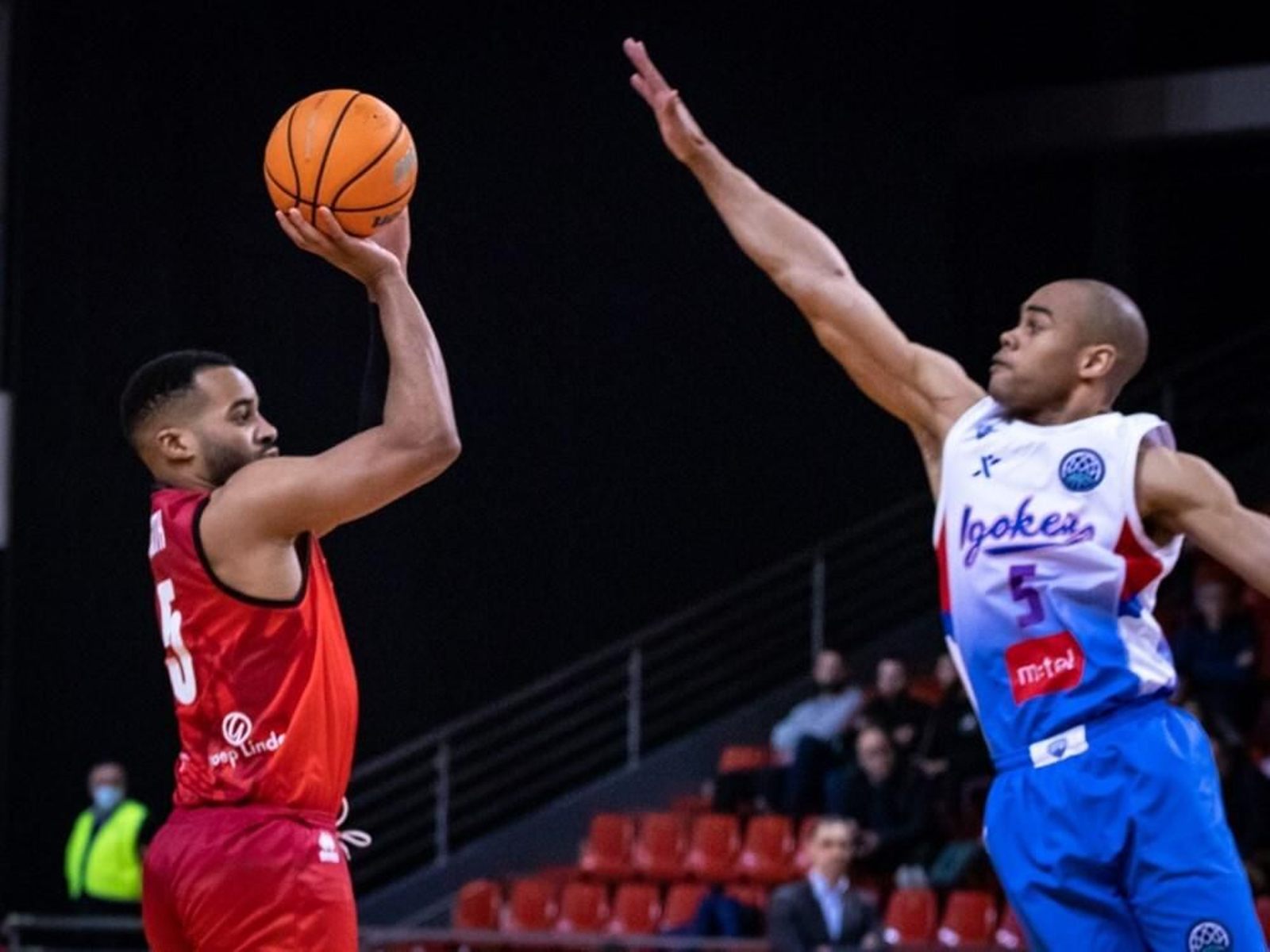 Phil Booth lanza a canasta en el partido decisivo.
