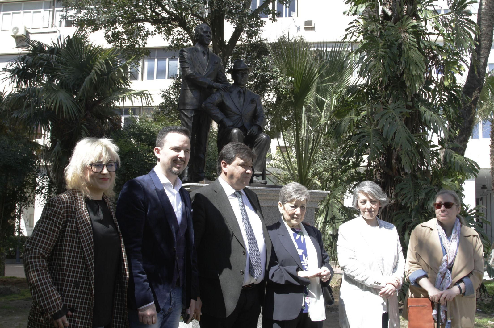 Momento de la inauguración del monumento a Paco y Pepe Isidro.