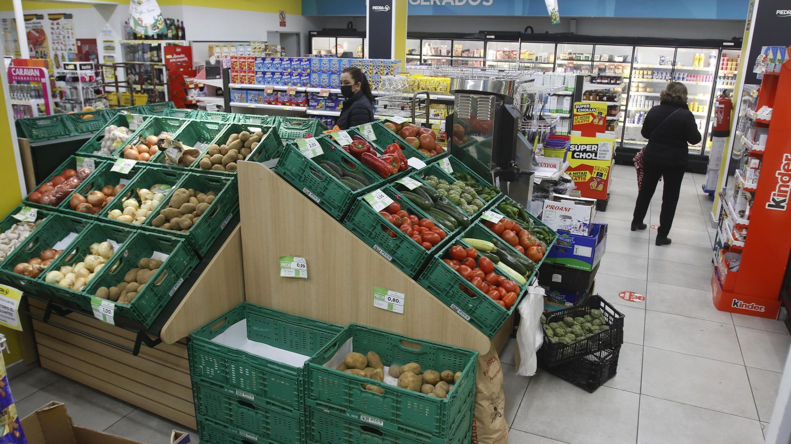 Frutas y hortalizas a la venta en el citado supermercado.