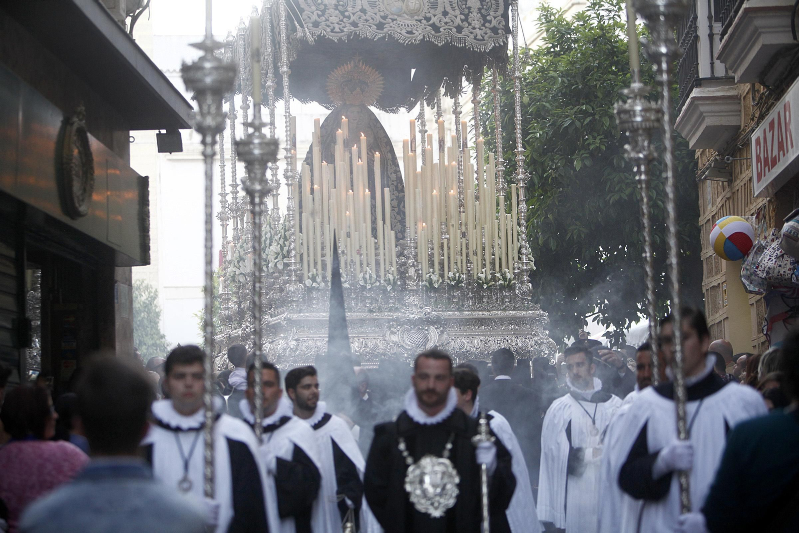 El palio de Nuestra Señora de la Soledad.