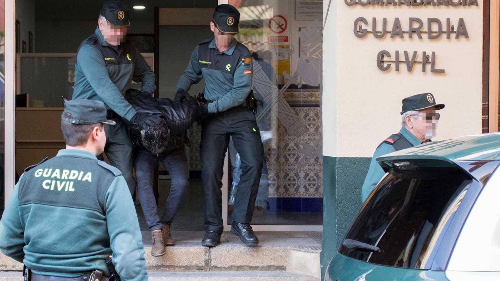 Los agentes sacan a Bernardo Montoya de la Comandancia.