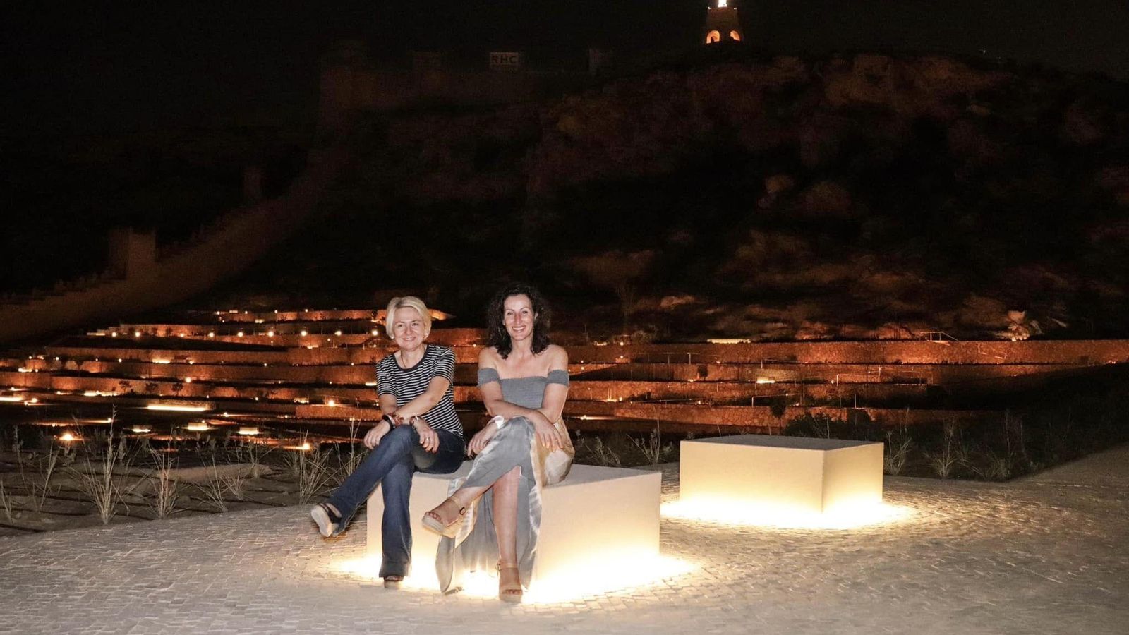 La alcaldesa de Almería, María Vázquez, junto a la concejala Eloísa Cabrera, testigos de las pruebas de iluminación de este renovado espacio de la ciudad