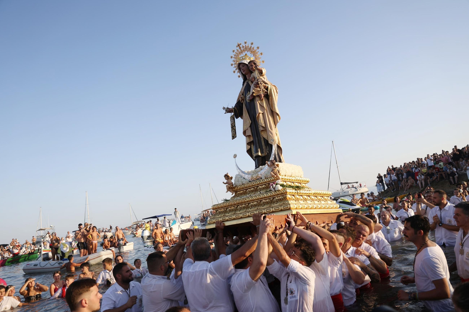 La Virgen del Carmen en la procesión de El Palo, entrando en el agua.