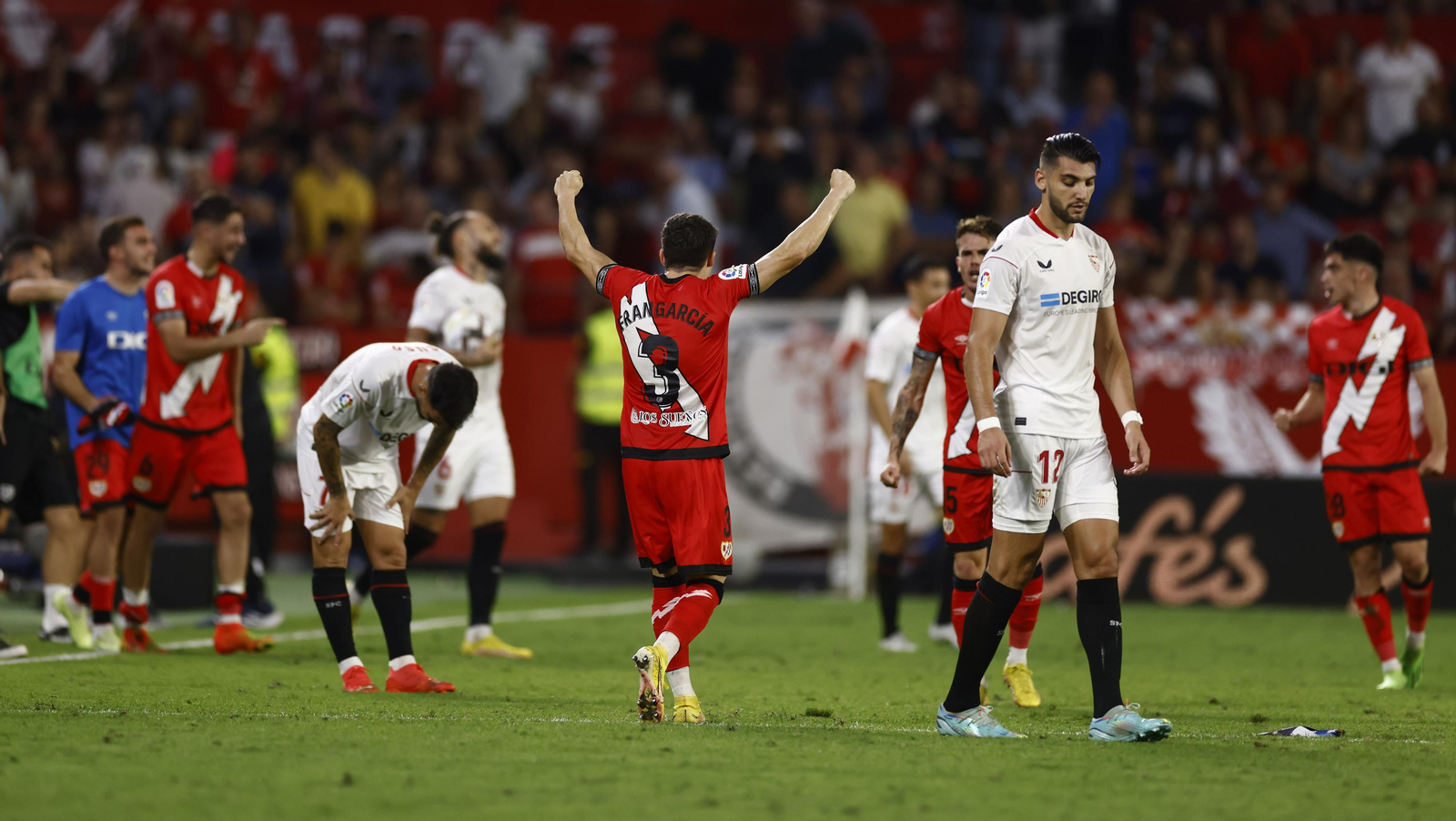 Los futbolistas del Rayo celebran el triunfo mientras Rafa Mir agacha la cabeza.