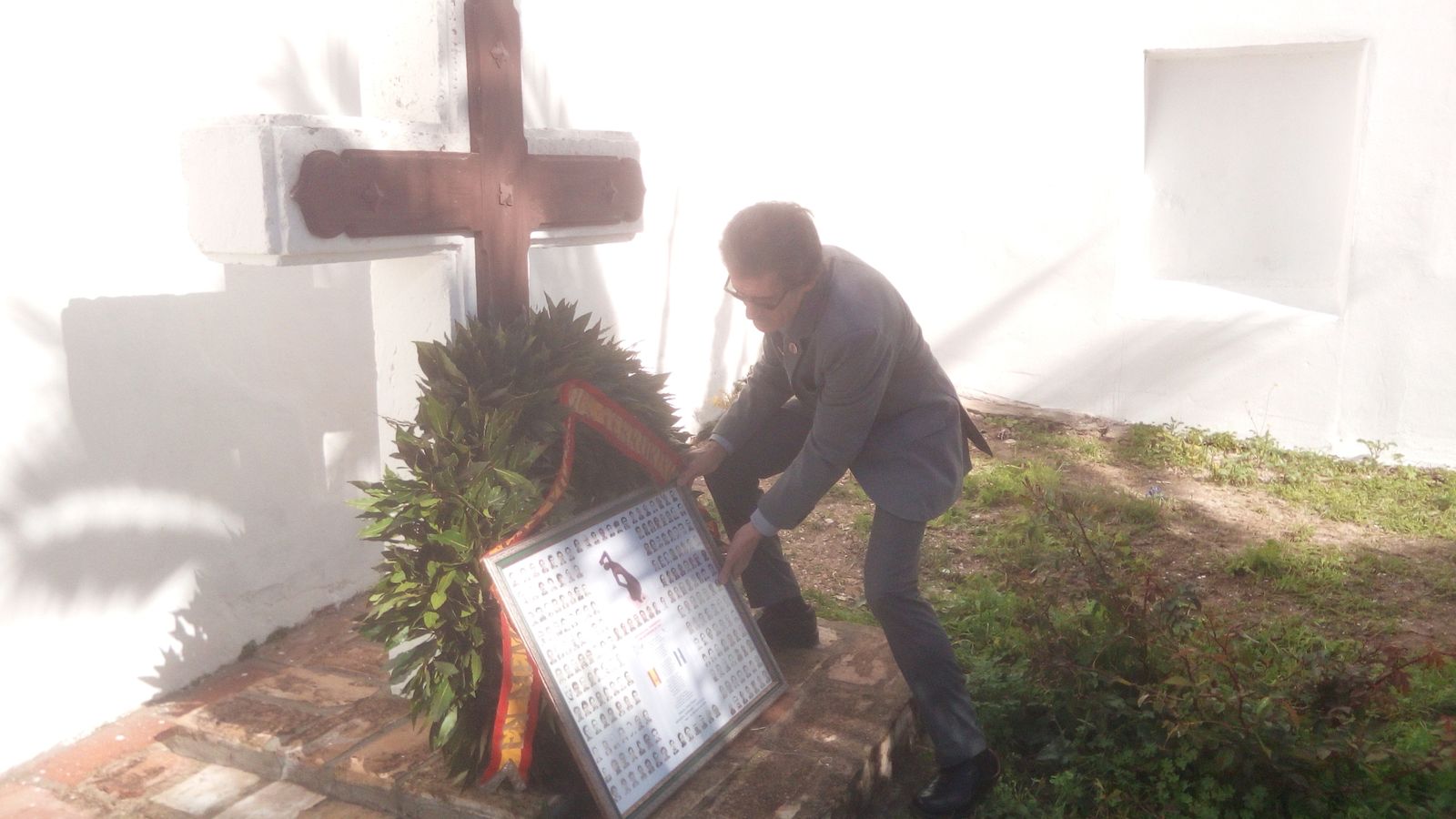 Francisco Mateo coloca una corona en recuerdo de su hermano Antonio en el 31 aniversario de su asesinato