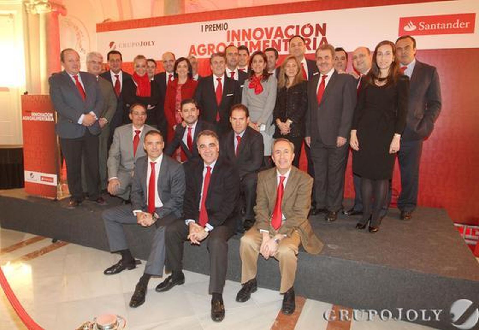 Enrique García Candelas y Alberto Delgado, junto al equipo de Banco Santander en Andalucía. / Fotos de Juan Carlos Vázquez y Belén Vargas