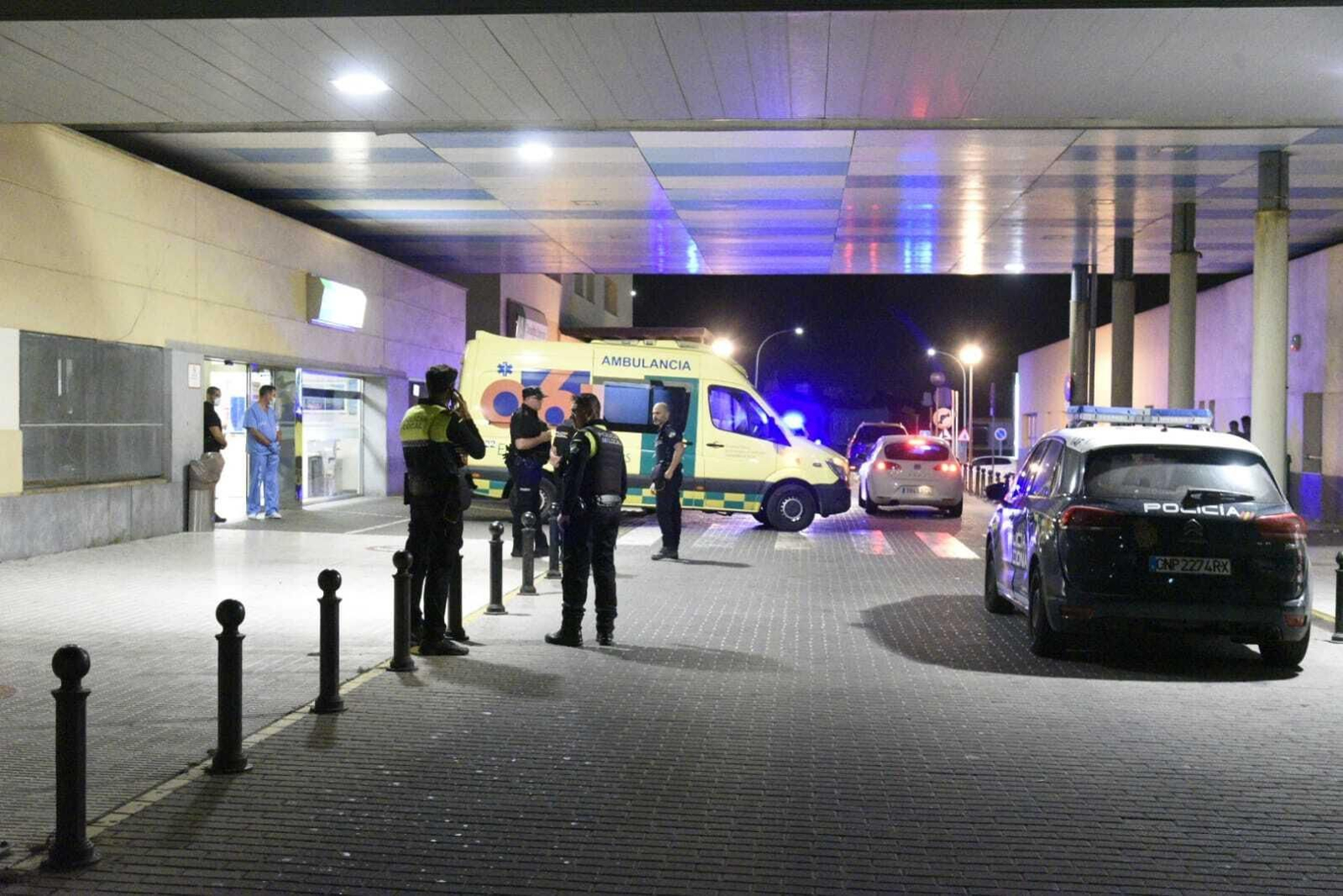 Varios agentes a la entrada del Hospital Punta Europa pasada la medianoche Varios agentes a la entrada del Hospital Punta Europa pasada la medianoche