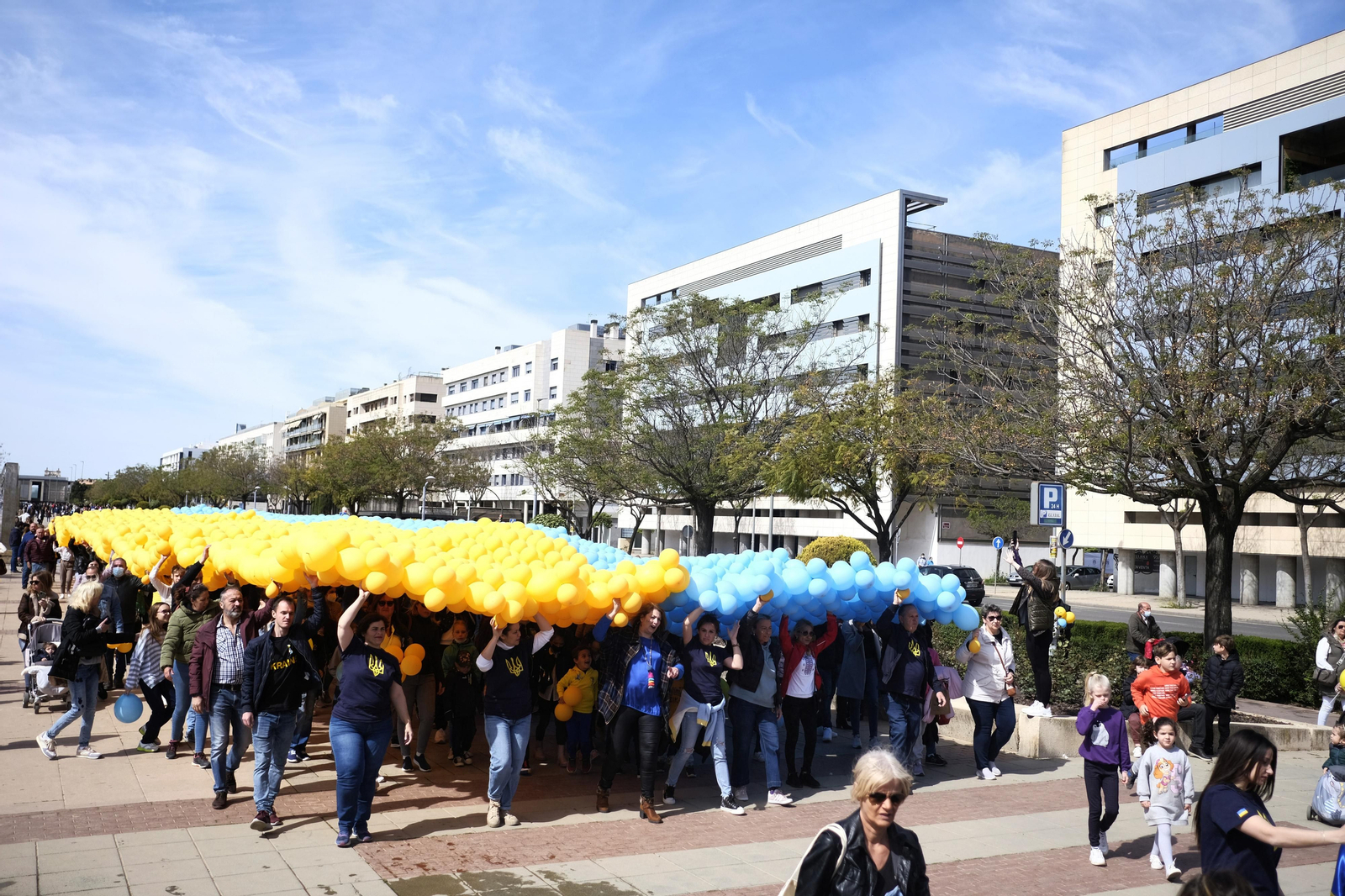 Así ha sido el acto solidario con más de 10.000 globos para formar la bandera de Ucrania en Córdoba