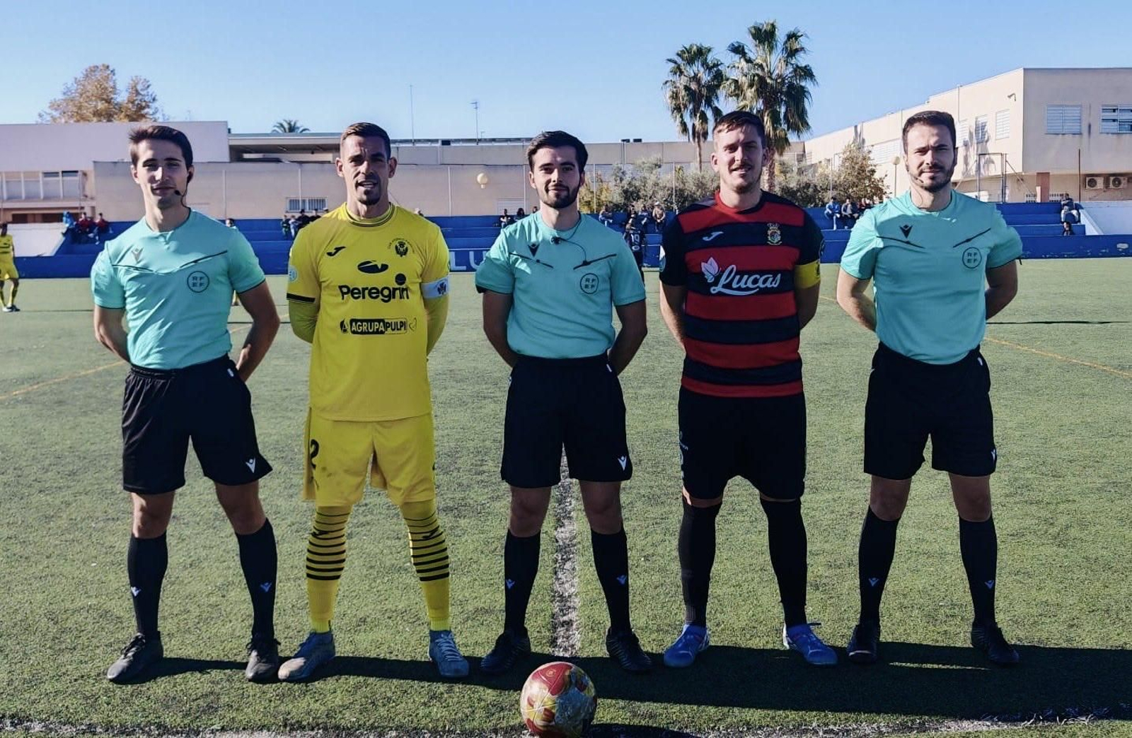 Los capitanes del Atlético Pulpileño y del Atlético Santa Cruz posan con el trío arbitral antes del encuentro.