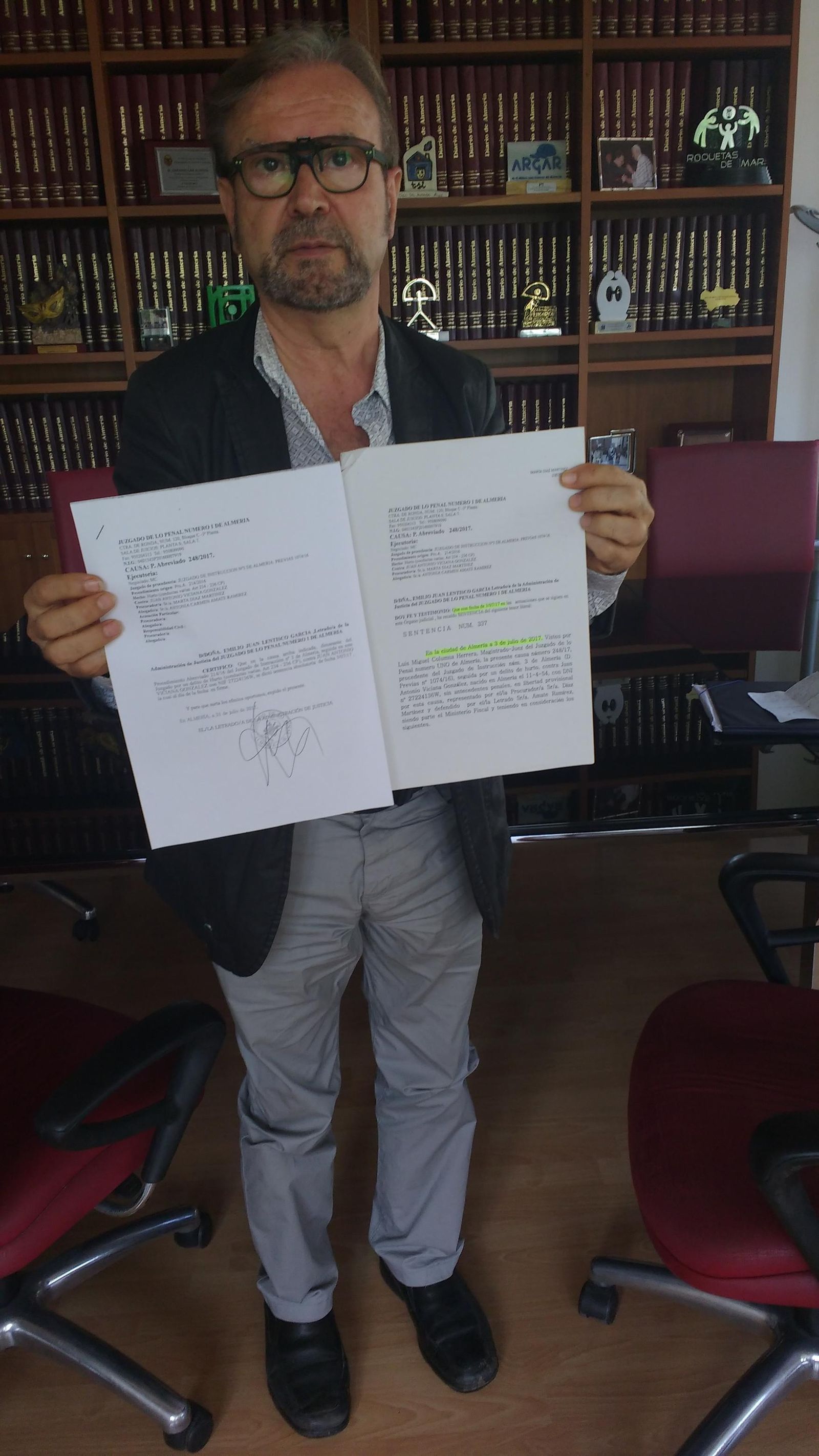 Juan Antonio Viciana muestra la sentencia que lo absuelve de falsa denuncia.