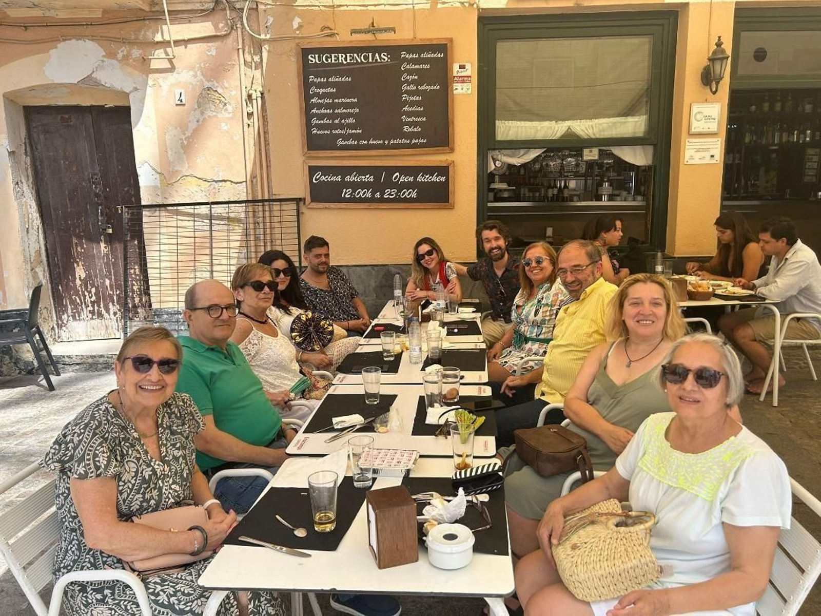 El anfitrión Fernando Santiago con Encarna y Juan José Díaz, Helena Santiago, Paqui Cea, Pepa Santiago, Elena Vizcaya, Fernando Santiago, Santiago Alverú, María José Pavón y Eva Santiago, durante la celebración en el restaurante El Terraza.