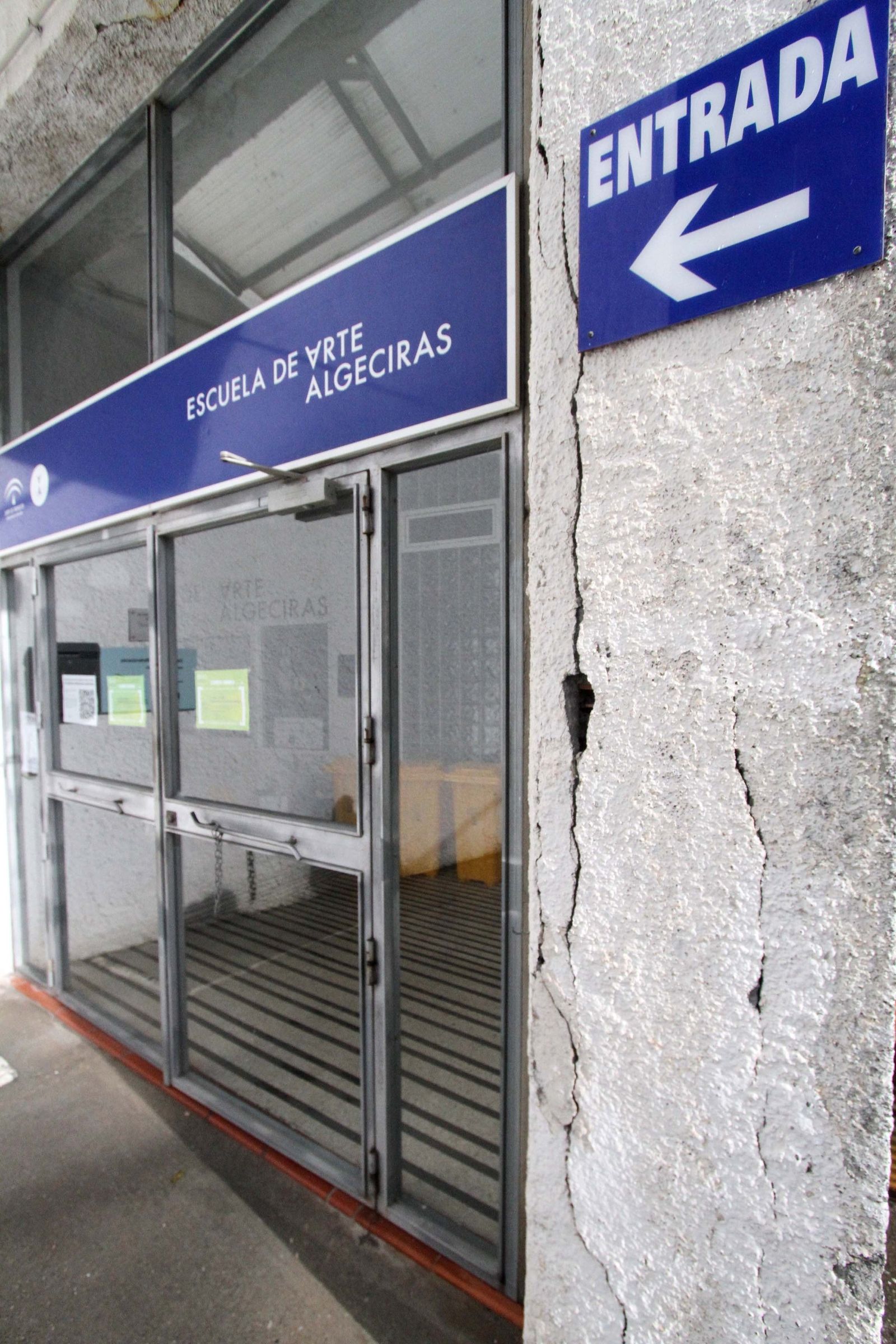 Una grieta en la entrada a la Escuela de Arte.