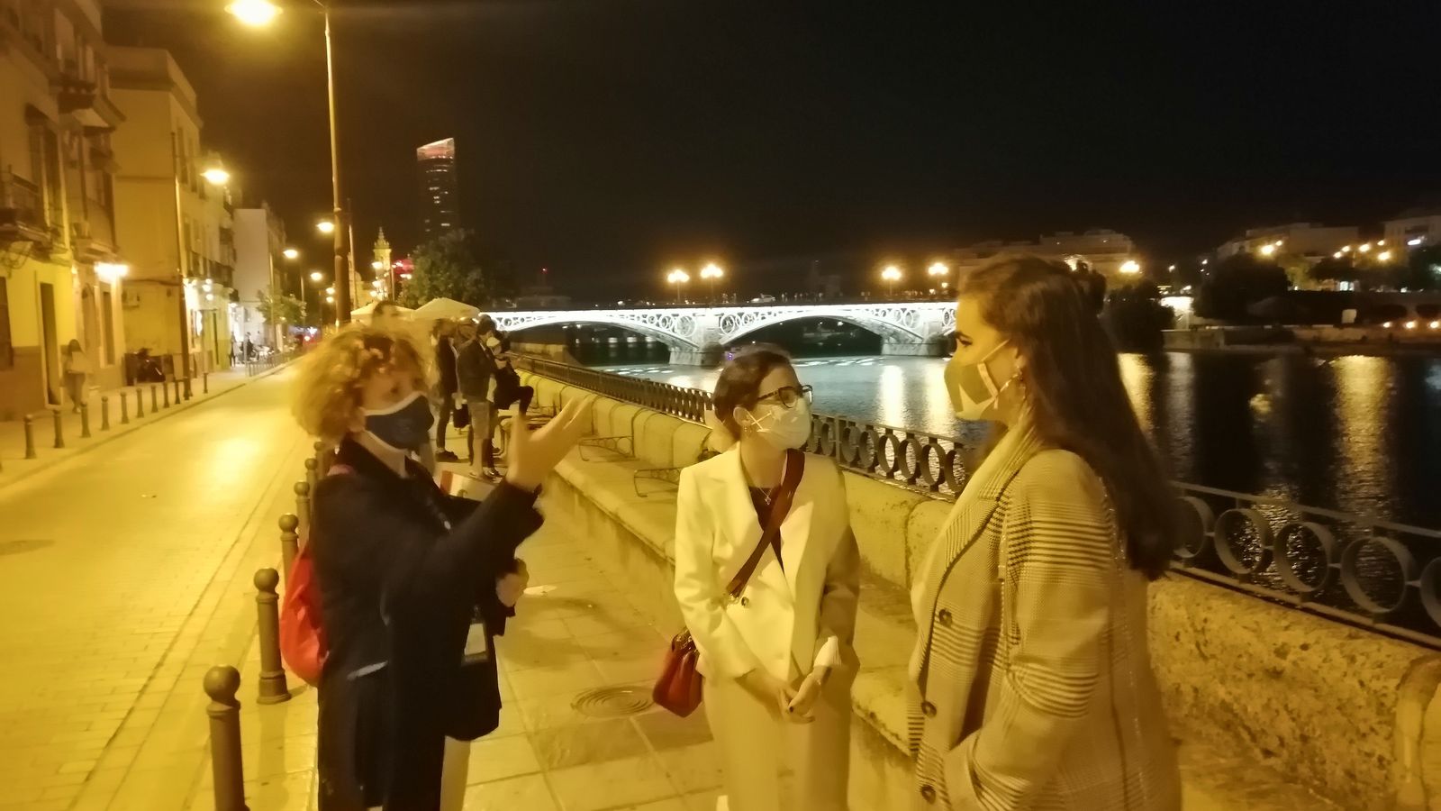 La guía Isabel durante la ruta 'Triana al Son de la Copla'.